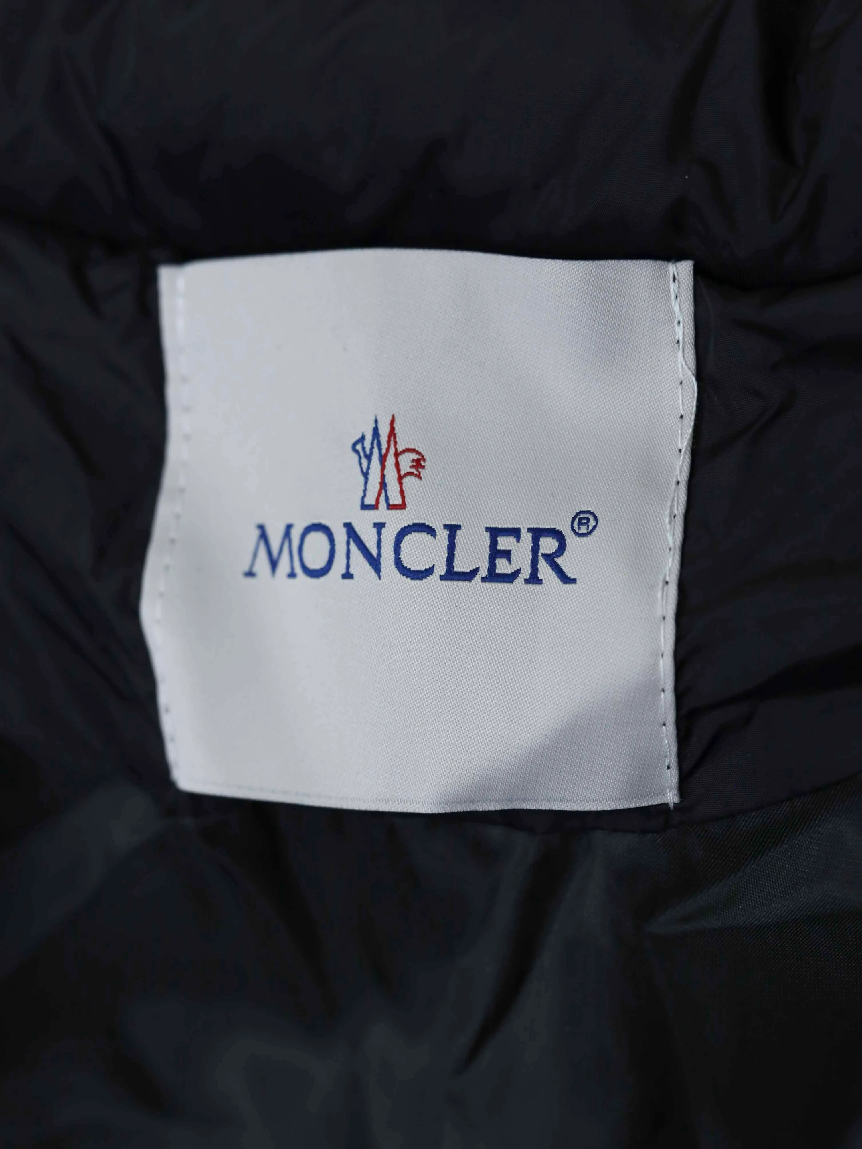 P330 MONCLER/Mongolian Knitted Spliced Cotton Clothes Moncler is really going crazy this time! Who can resist the magical combination of knitted + cotton clothes? The knitted twist sleeves are soft and textured, and are spliced with fluffy and full fabrics. While the warmth is maximized, the texture also directly improves~ The design of the neckline is very revealing of the neck line, and the striped decoration on the sleeves + brand emblem, the exquisiteness is hidden in every detail, and you can recognize it as Moncler at a glance It has a high-end tone~ It smells so good in autumn and winter! Paired with jeans, it gives a lazy and elegant casual feel. It can also be worn with a long skirt to show French elegance. It can also steadily protect the temperature in cold weather~ It belongs to the kind of person who is "planted at a glance" and looks good whoever wears it. Color: black gray