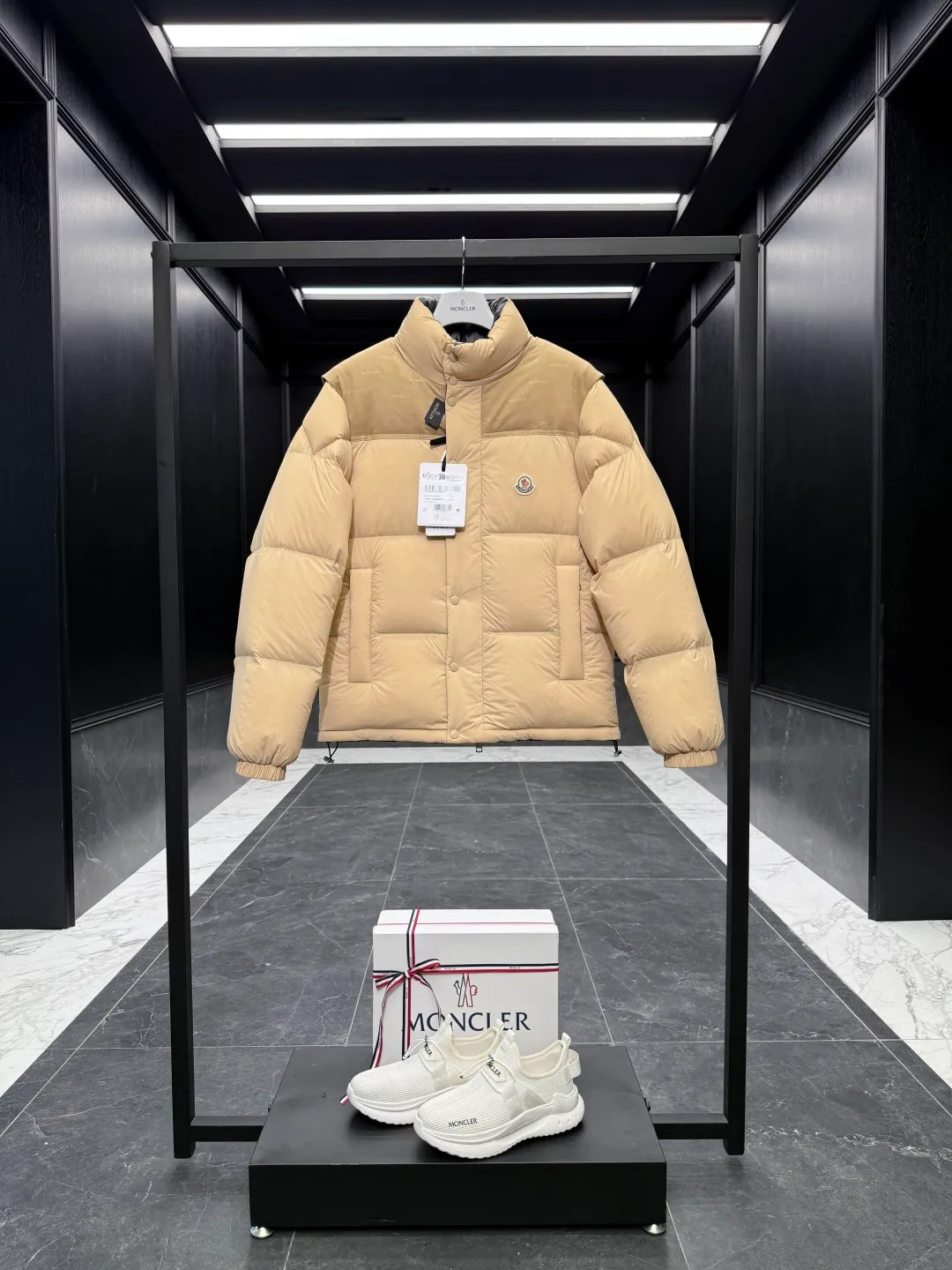 P1320 Premium down ⬆️Moncler Verone (variable styles) men's double-sided short down jacket. One piece of clothing, four styles. Reversible jacket/reversible vest. ⚠️Special-grade original weight version. 95 gooseneck filling. Original three colors 6w+ purchase and development. 0 color difference three-color push. Distinguish all low-end random versions in the market. Original replacement fabrics ➕ Original matching hardware. Feel free to compare across the entire network. 🎁The factory comes standard with a full set of counter gift box packaging. (Original airplane box, original shopping bag, original dust cover, original hanger, original thank you card, original ribbon, upgraded original oversized magnetic gift box.) The Moncler Verone men's double-sided down jacket is a new interpretation of the brand's iconic down jacket style, which can be transformed into various styles.  Moncler Verone reinterprets the classic down jacket from the 1980s. Fashionable and avant-garde, the double-sided design is equipped with detachable sleeves and can also be worn as a vest, allowing it to be transformed into various styles. Made of soft, tear-resistant matte-coated nylon on one side and glossy polyester on the other. This two-in-one style features logo canvas yoke and a drawstring hem for a comfortable fit. Details •Made from coated washed nylon •Polyester lining •Reversible fit •Down-filled ���Nylon canvas jacquard yoke •Removable sleeves •Reversible two-way loop zipper and snap-button closure •Reversible zip pockets •Elasticized drawstring hem •Synthetic material with topstitching and textile logo Size: 1-5 Black/Brown/Beige D00880