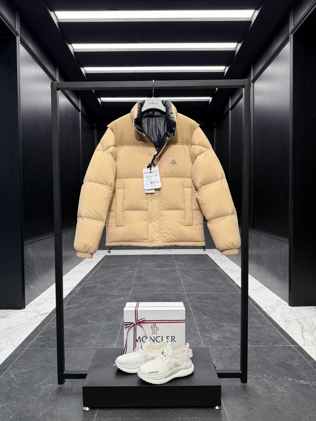 P1320 Premium down ⬆️Moncler Verone (variable styles) men's double-sided short down jacket. One piece of clothing, four styles. Reversible jacket/reversible vest. ⚠️Special-grade original weight version. 95 gooseneck filling. Original three colors 6w+ purchase and development. 0 color difference three-color push. Distinguish all low-end random versions in the market. Original replacement fabrics ➕ Original matching hardware. Feel free to compare across the entire network. 🎁The factory comes standard with a full set of counter gift box packaging. (Original airplane box, original shopping bag, original dust cover, original hanger, original thank you card, original ribbon, upgraded original oversized magnetic gift box.) The Moncler Verone men's double-sided down jacket is a new interpretation of the brand's iconic down jacket style, which can be transformed into various styles.  Moncler Verone reinterprets the classic down jacket from the 1980s. Fashionable and avant-garde, the double-sided design is equipped with detachable sleeves and can also be worn as a vest, allowing it to be transformed into various styles. Made of soft, tear-resistant matte-coated nylon on one side and glossy polyester on the other. This two-in-one style features logo canvas yoke and a drawstring hem for a comfortable fit. Details •Made from coated washed nylon •Polyester lining •Reversible fit •Down-filled ���Nylon canvas jacquard yoke •Removable sleeves •Reversible two-way loop zipper and snap-button closure •Reversible zip pockets •Elasticized drawstring hem •Synthetic material with topstitching and textile logo Size: 1-5 Black/Brown/Beige D00880