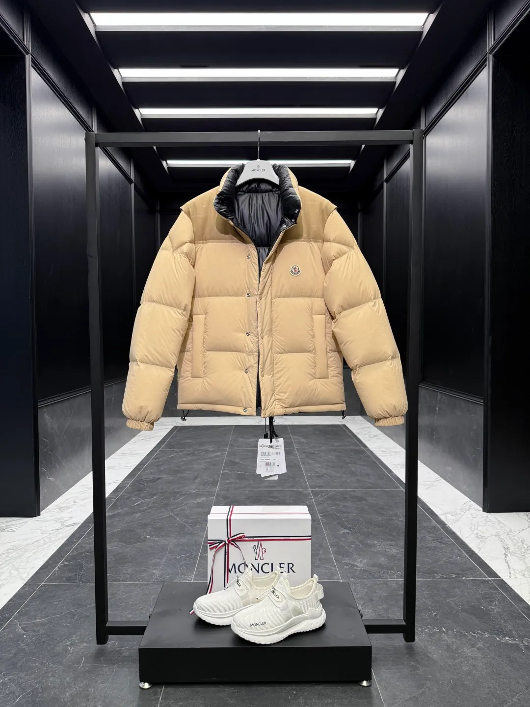 P1320 Premium down ⬆️Moncler Verone (variable styles) men's double-sided short down jacket. One piece of clothing, four styles. Reversible jacket/reversible vest. ⚠️Special-grade original weight version. 95 gooseneck filling. Original three colors 6w+ purchase and development. 0 color difference three-color push. Distinguish all low-end random versions in the market. Original replacement fabrics ➕ Original matching hardware. Feel free to compare across the entire network. 🎁The factory comes standard with a full set of counter gift box packaging. (Original airplane box, original shopping bag, original dust cover, original hanger, original thank you card, original ribbon, upgraded original oversized magnetic gift box.) The Moncler Verone men's double-sided down jacket is a new interpretation of the brand's iconic down jacket style, which can be transformed into various styles.  Moncler Verone reinterprets the classic down jacket from the 1980s. Fashionable and avant-garde, the double-sided design is equipped with detachable sleeves and can also be worn as a vest, allowing it to be transformed into various styles. Made of soft, tear-resistant matte-coated nylon on one side and glossy polyester on the other. This two-in-one style features logo canvas yoke and a drawstring hem for a comfortable fit. Details •Made from coated washed nylon •Polyester lining •Reversible fit •Down-filled ���Nylon canvas jacquard yoke •Removable sleeves •Reversible two-way loop zipper and snap-button closure •Reversible zip pockets •Elasticized drawstring hem •Synthetic material with topstitching and textile logo Size: 1-5 Black/Brown/Beige D00880
