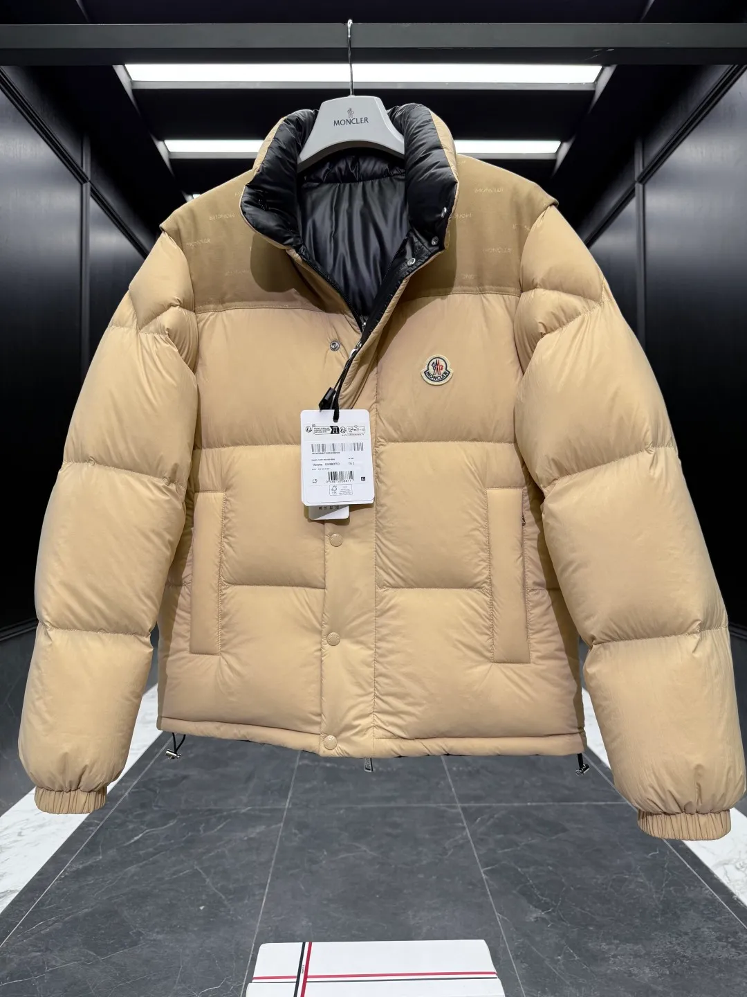 P1320 Premium down ⬆️Moncler Verone (variable styles) men's double-sided short down jacket. One piece of clothing, four styles. Reversible jacket/reversible vest. ⚠️Special-grade original weight version. 95 gooseneck filling. Original three colors 6w+ purchase and development. 0 color difference three-color push. Distinguish all low-end random versions in the market. Original replacement fabrics ➕ Original matching hardware. Feel free to compare across the entire network. 🎁The factory comes standard with a full set of counter gift box packaging. (Original airplane box, original shopping bag, original dust cover, original hanger, original thank you card, original ribbon, upgraded original oversized magnetic gift box.) The Moncler Verone men's double-sided down jacket is a new interpretation of the brand's iconic down jacket style, which can be transformed into various styles.  Moncler Verone reinterprets the classic down jacket from the 1980s. Fashionable and avant-garde, the double-sided design is equipped with detachable sleeves and can also be worn as a vest, allowing it to be transformed into various styles. Made of soft, tear-resistant matte-coated nylon on one side and glossy polyester on the other. This two-in-one style features logo canvas yoke and a drawstring hem for a comfortable fit. Details •Made from coated washed nylon •Polyester lining •Reversible fit •Down-filled ���Nylon canvas jacquard yoke •Removable sleeves •Reversible two-way loop zipper and snap-button closure •Reversible zip pockets •Elasticized drawstring hem •Synthetic material with topstitching and textile logo Size: 1-5 Black/Brown/Beige D00880
