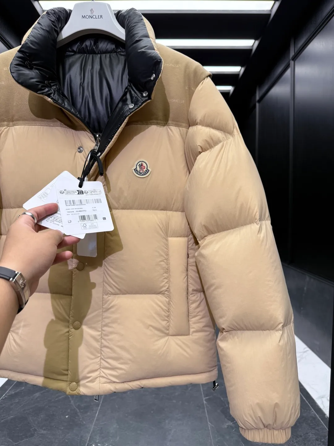 P1320 Premium down ⬆️Moncler Verone (variable styles) men's double-sided short down jacket. One piece of clothing, four styles. Reversible jacket/reversible vest. ⚠️Special-grade original weight version. 95 gooseneck filling. Original three colors 6w+ purchase and development. 0 color difference three-color push. Distinguish all low-end random versions in the market. Original replacement fabrics ➕ Original matching hardware. Feel free to compare across the entire network. 🎁The factory comes standard with a full set of counter gift box packaging. (Original airplane box, original shopping bag, original dust cover, original hanger, original thank you card, original ribbon, upgraded original oversized magnetic gift box.) The Moncler Verone men's double-sided down jacket is a new interpretation of the brand's iconic down jacket style, which can be transformed into various styles.  Moncler Verone reinterprets the classic down jacket from the 1980s. Fashionable and avant-garde, the double-sided design is equipped with detachable sleeves and can also be worn as a vest, allowing it to be transformed into various styles. Made of soft, tear-resistant matte-coated nylon on one side and glossy polyester on the other. This two-in-one style features logo canvas yoke and a drawstring hem for a comfortable fit. Details •Made from coated washed nylon •Polyester lining •Reversible fit •Down-filled ���Nylon canvas jacquard yoke •Removable sleeves •Reversible two-way loop zipper and snap-button closure •Reversible zip pockets •Elasticized drawstring hem •Synthetic material with topstitching and textile logo Size: 1-5 Black/Brown/Beige D00880