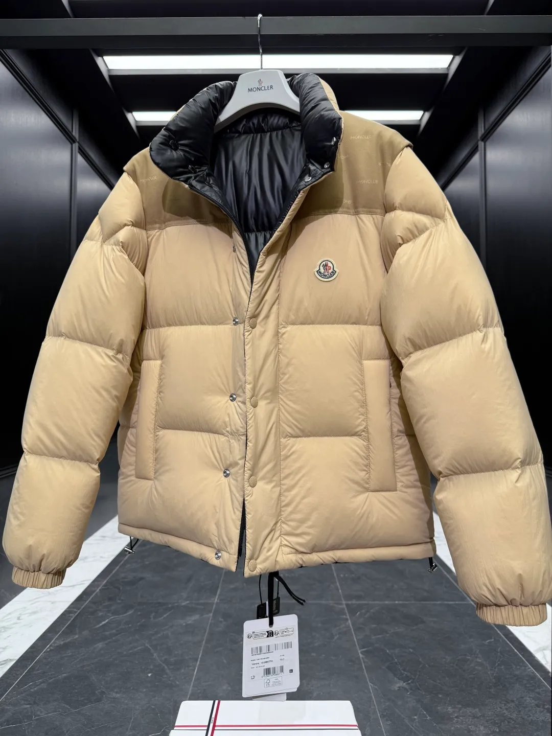 P1320 Premium down ⬆️Moncler Verone (variable styles) men's double-sided short down jacket. One piece of clothing, four styles. Reversible jacket/reversible vest. ⚠️Special-grade original weight version. 95 gooseneck filling. Original three colors 6w+ purchase and development. 0 color difference three-color push. Distinguish all low-end random versions in the market. Original replacement fabrics ➕ Original matching hardware. Feel free to compare across the entire network. 🎁The factory comes standard with a full set of counter gift box packaging. (Original airplane box, original shopping bag, original dust cover, original hanger, original thank you card, original ribbon, upgraded original oversized magnetic gift box.) The Moncler Verone men's double-sided down jacket is a new interpretation of the brand's iconic down jacket style, which can be transformed into various styles.  Moncler Verone reinterprets the classic down jacket from the 1980s. Fashionable and avant-garde, the double-sided design is equipped with detachable sleeves and can also be worn as a vest, allowing it to be transformed into various styles. Made of soft, tear-resistant matte-coated nylon on one side and glossy polyester on the other. This two-in-one style features logo canvas yoke and a drawstring hem for a comfortable fit. Details •Made from coated washed nylon •Polyester lining •Reversible fit •Down-filled ���Nylon canvas jacquard yoke •Removable sleeves •Reversible two-way loop zipper and snap-button closure •Reversible zip pockets •Elasticized drawstring hem •Synthetic material with topstitching and textile logo Size: 1-5 Black/Brown/Beige D00880