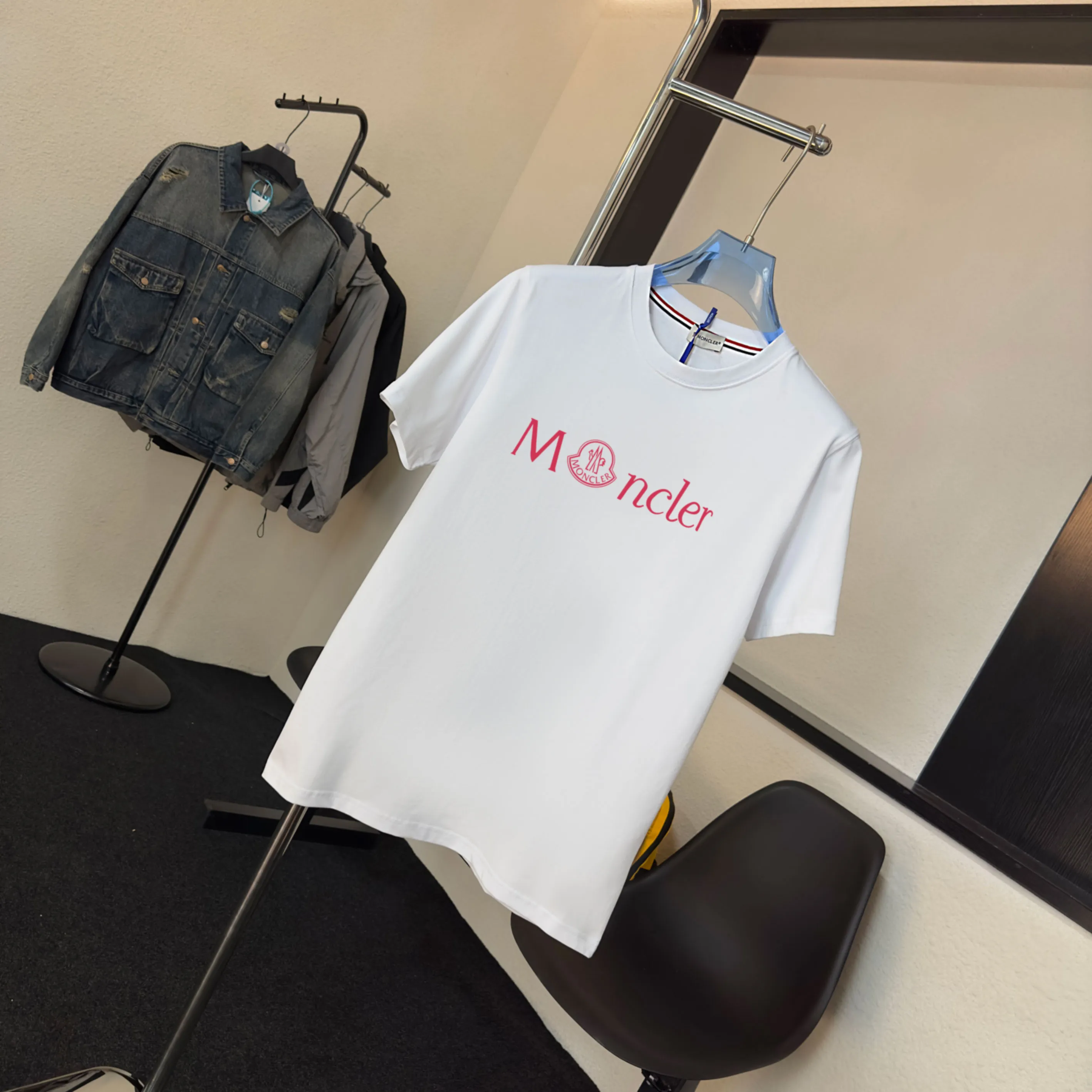 P140 Upgraded version "Mobile phone smart sensor ~ NFC chip armband ~ Direct access to the official website for anti-counterfeiting" "Moncler ~ Mouth Mouth" 2025 new high-quality round neck short-sleeved T-shirt. The cuffs have imported embroidered labels. Customized dyeing, very comfortable to touch. Super versatile and good-looking short-sleeved. Complete with three labels. Non-market ordinary version. Feel free to compare. Quality is absolutely guaranteed! ‼ First of all, this original fabric is all custom-woven with 32-count double yarn fabric, 250G, and the weight is the same‼ Fine workmanship, double waistcoat method, double waistcoat method, double waistcoat method makes the whole dress more three-dimensional, which is not a craft that ordinary T-shirts can achieve🤪 Size: S-M-L-XL-2XL Color: black, white, apricot, same style for men and women