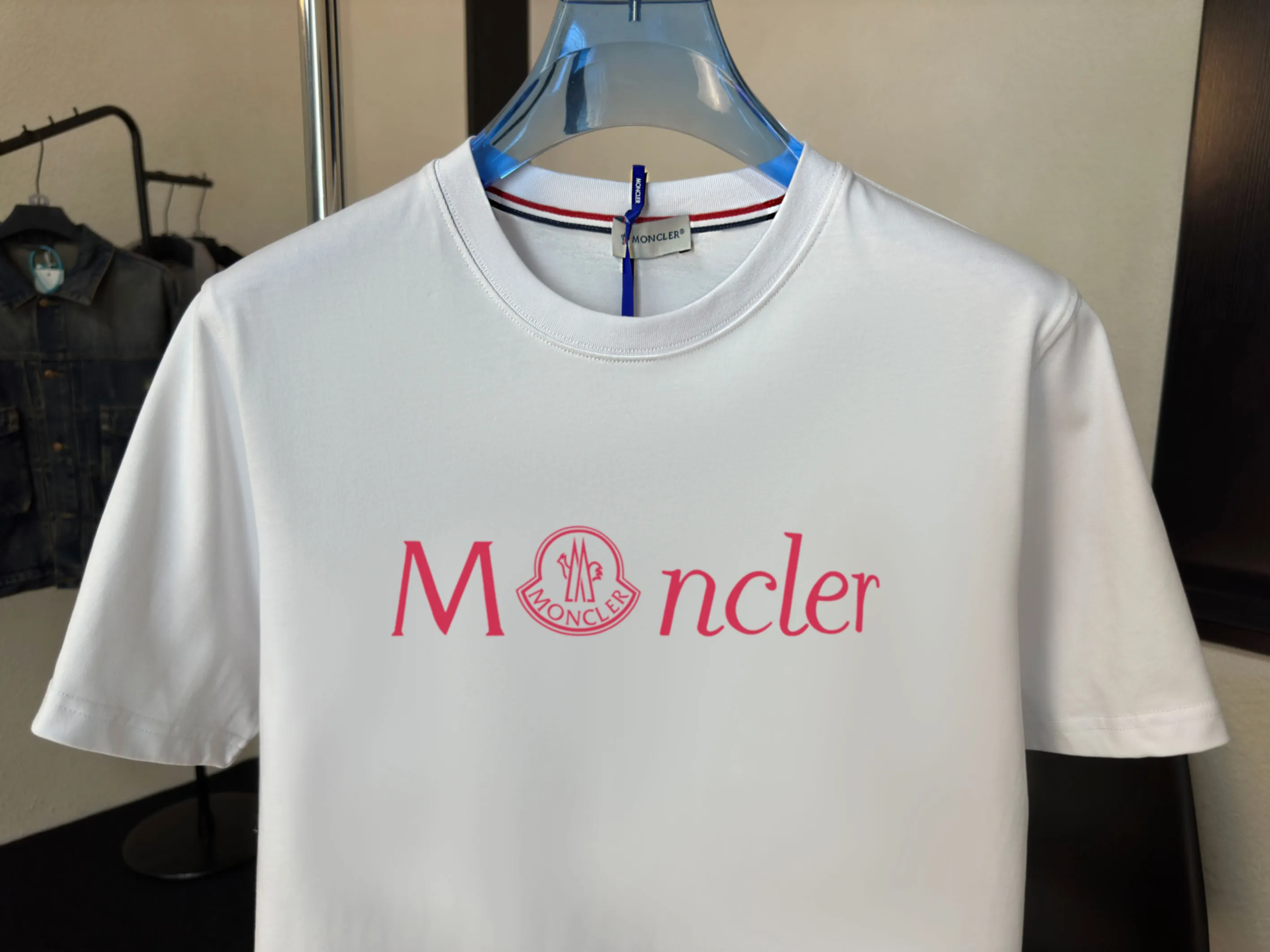 P140 Upgraded version "Mobile phone smart sensor ~ NFC chip armband ~ Direct access to the official website for anti-counterfeiting" "Moncler ~ Mouth Mouth" 2025 new high-quality round neck short-sleeved T-shirt. The cuffs have imported embroidered labels. Customized dyeing, very comfortable to touch. Super versatile and good-looking short-sleeved. Complete with three labels. Non-market ordinary version. Feel free to compare. Quality is absolutely guaranteed! ‼ First of all, this original fabric is all custom-woven with 32-count double yarn fabric, 250G, and the weight is the same‼ Fine workmanship, double waistcoat method, double waistcoat method, double waistcoat method makes the whole dress more three-dimensional, which is not a craft that ordinary T-shirts can achieve🤪 Size: S-M-L-XL-2XL Color: black, white, apricot, same style for men and women