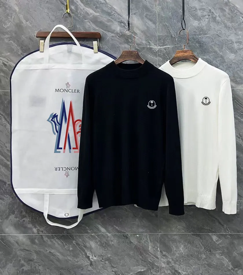 P210 Moncler muzzle, complete with 3 labels, the same style as the official website, exquisitely printed LOGO half-turtleneck, fine wool blended sweater, high-end customized collection for men and women, affiliated to the brand's high-end main line, patented top-grade yarn blending, using innovation to interpret conventional styles. The configuration of the fabric is subversive. The details are remarkable. The most anticipated sweater in autumn and winter. Full of high-end sense. Outflowed from the brand's designated Zhejiang processing factory. Very cost-effective. Meri wool yarn is of excellent quality. It feels super soft, delicate, soft, non-pilling and does not deform. It is available at all major counters simultaneously. It is a must-have product every year. The product seems simple, the process is extremely complicated, and the upper body is not picky. The upper body is extremely skin-friendly and comfortable. It can be worn close to the body with an outer jacket or as an outer layer. Color: Black White Size: M L XL 2XL 3XL