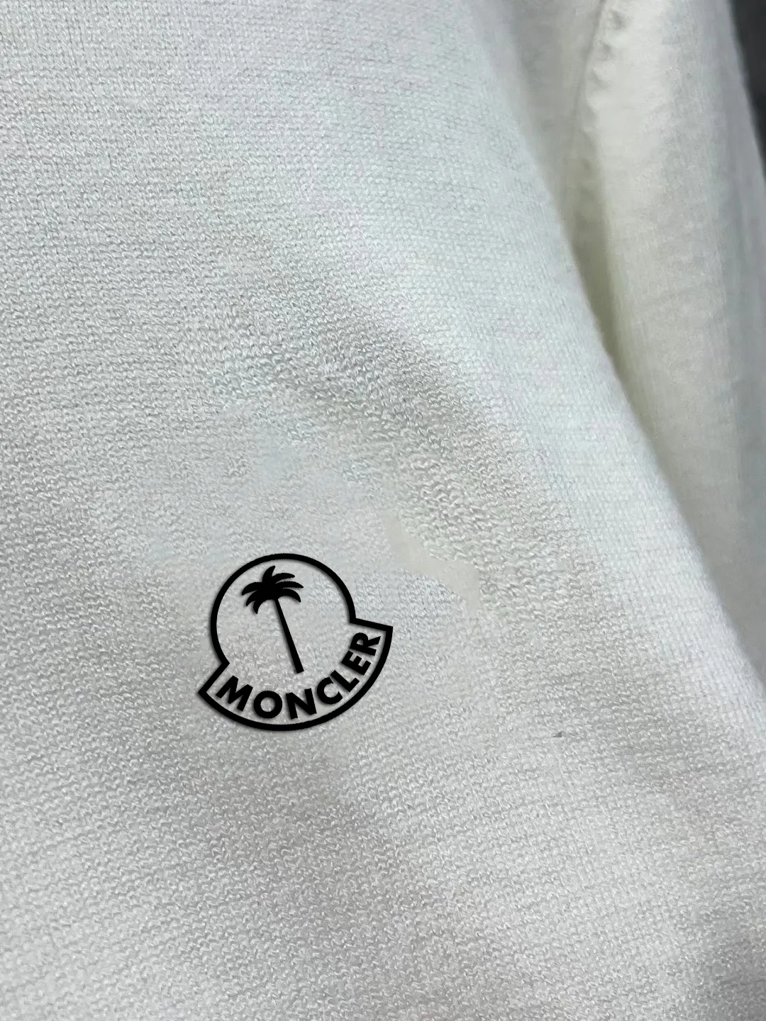 P210 Moncler muzzle, complete with 3 labels, the same style as the official website, exquisitely printed LOGO half-turtleneck, fine wool blended sweater, high-end customized collection for men and women, affiliated to the brand's high-end main line, patented top-grade yarn blending, using innovation to interpret conventional styles. The configuration of the fabric is subversive. The details are remarkable. The most anticipated sweater in autumn and winter. Full of high-end sense. Outflowed from the brand's designated Zhejiang processing factory. Very cost-effective. Meri wool yarn is of excellent quality. It feels super soft, delicate, soft, non-pilling and does not deform. It is available at all major counters simultaneously. It is a must-have product every year. The product seems simple, the process is extremely complicated, and the upper body is not picky. The upper body is extremely skin-friendly and comfortable. It can be worn close to the body with an outer jacket or as an outer layer. Color: Black White Size: M L XL 2XL 3XL