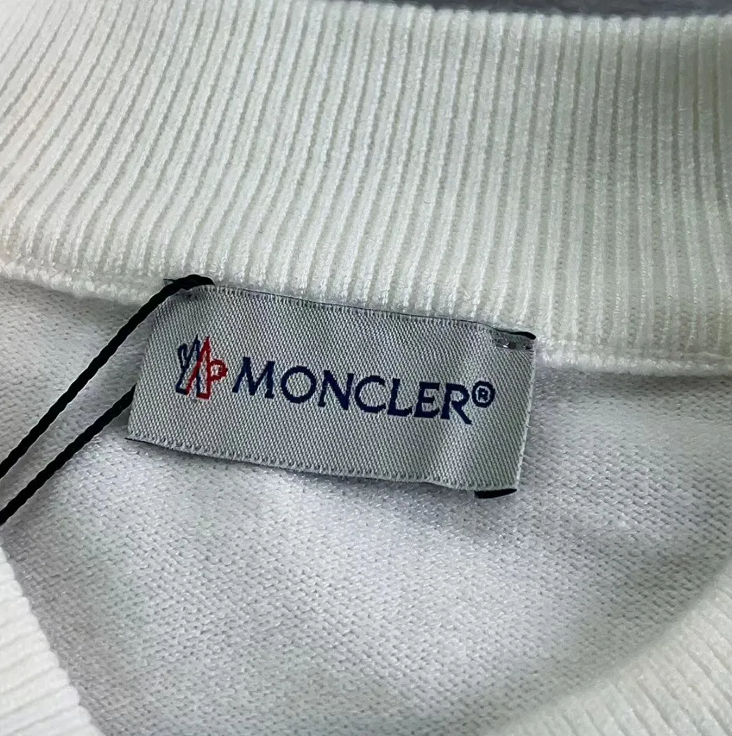 P210 Moncler muzzle, complete with 3 labels, the same style as the official website, exquisitely printed LOGO half-turtleneck, fine wool blended sweater, high-end customized collection for men and women, affiliated to the brand's high-end main line, patented top-grade yarn blending, using innovation to interpret conventional styles. The configuration of the fabric is subversive. The details are remarkable. The most anticipated sweater in autumn and winter. Full of high-end sense. Outflowed from the brand's designated Zhejiang processing factory. Very cost-effective. Meri wool yarn is of excellent quality. It feels super soft, delicate, soft, non-pilling and does not deform. It is available at all major counters simultaneously. It is a must-have product every year. The product seems simple, the process is extremely complicated, and the upper body is not picky. The upper body is extremely skin-friendly and comfortable. It can be worn close to the body with an outer jacket or as an outer layer. Color: Black White Size: M L XL 2XL 3XL
