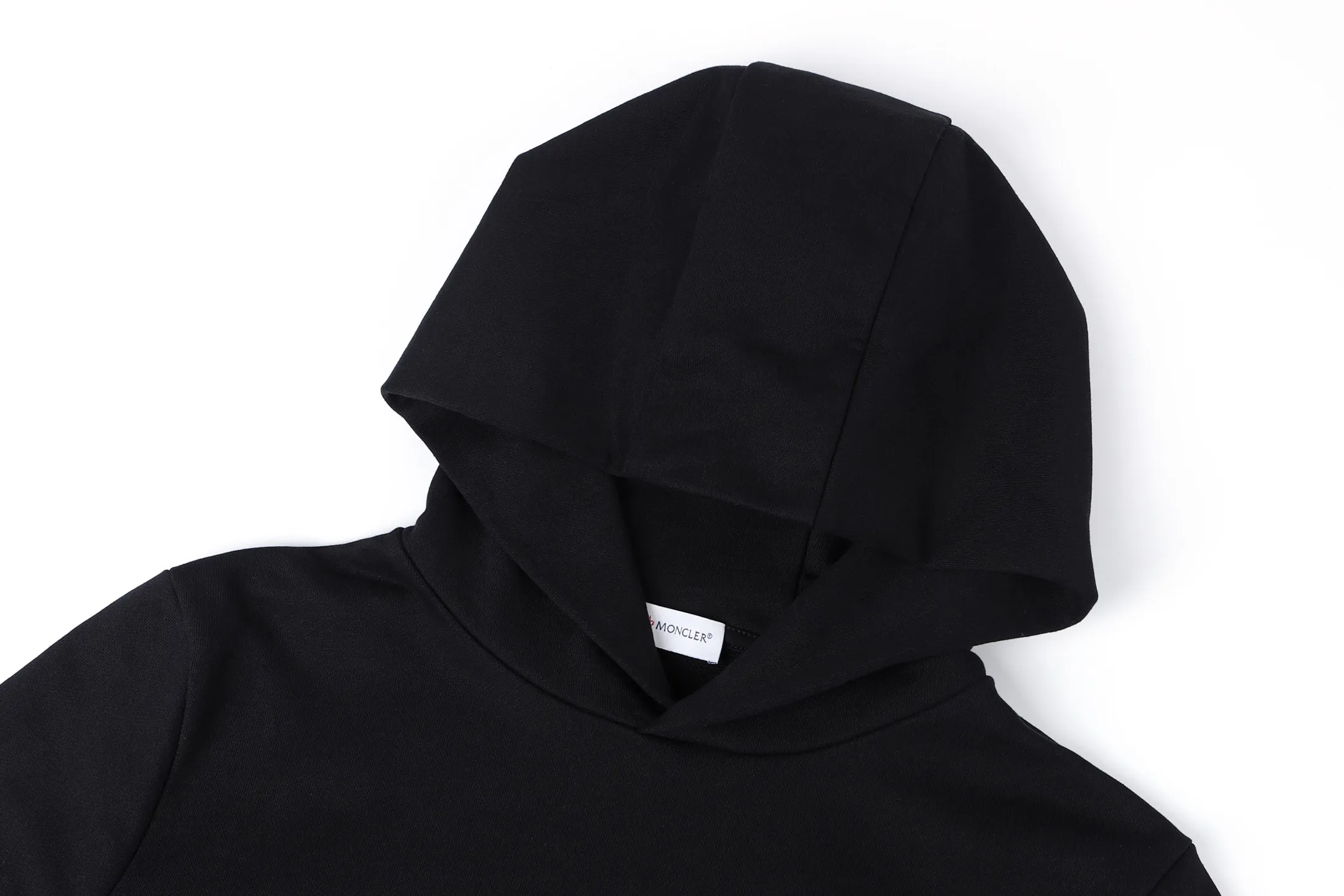 P370 Moncler 25SS solid color hooded sweatshirt with logo embroidery over the mouth. Original purchase and development for 6,646 yuan. The fabric is made of 400 grams of 100% cotton combed cotton fabric, with 420 grams of 2*2 cotton combed cotton ribs. The fabric is enzyme washed, template embroidered, customized logo, customized trademark, loose version, the overall routing is straight and delicate, the fabric is comfortable and soft, and the color is consistent and no color difference. It can be matched with the same style to create a fashionable look, and can be used in various occasions. Customized accessories, complete with three standards, the same style for men and women. Size:S-M-L-XL