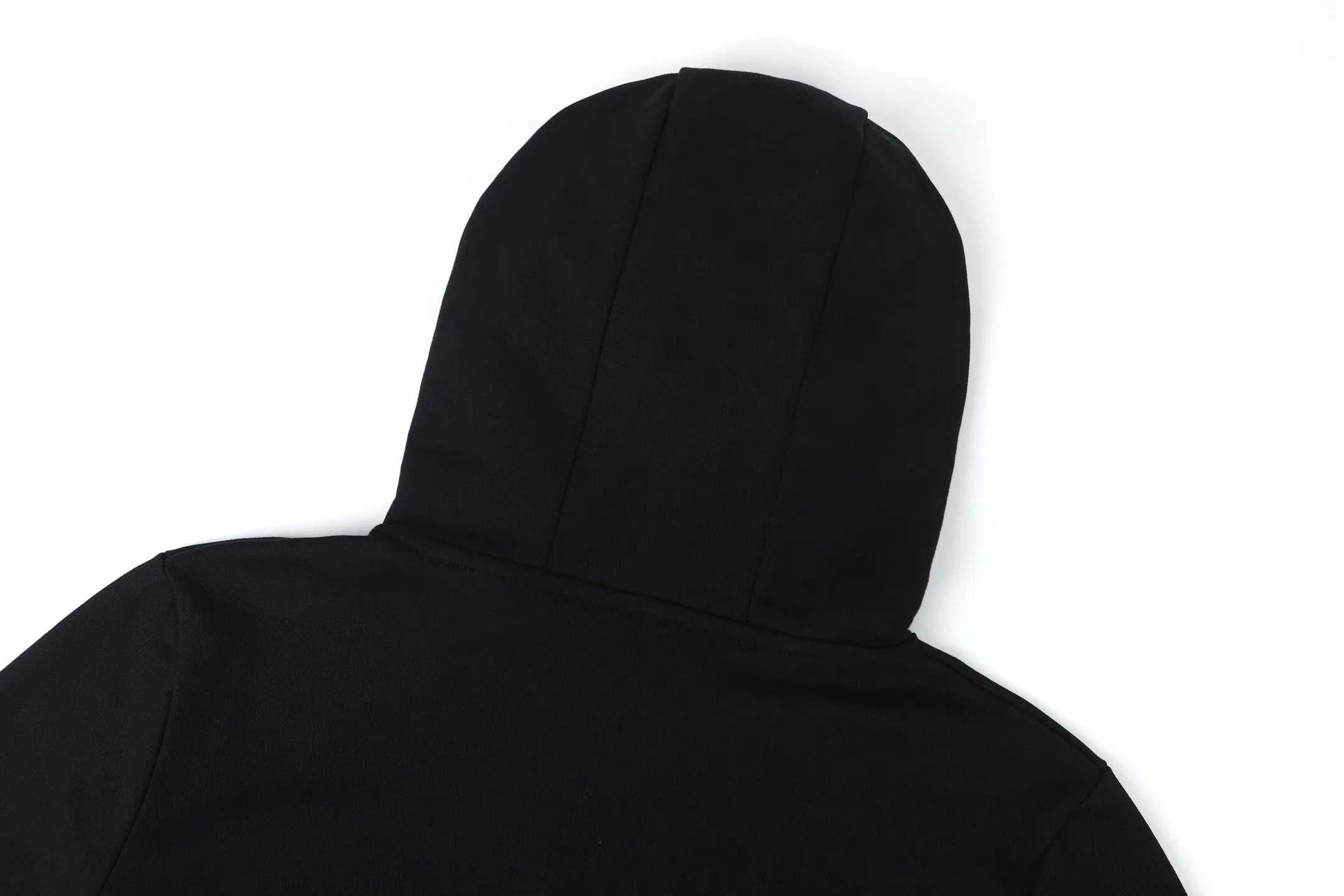 P370 Moncler 25SS solid color hooded sweatshirt with logo embroidery over the mouth. Original purchase and development for 6,646 yuan. The fabric is made of 400 grams of 100% cotton combed cotton fabric, with 420 grams of 2*2 cotton combed cotton ribs. The fabric is enzyme washed, template embroidered, customized logo, customized trademark, loose version, the overall routing is straight and delicate, the fabric is comfortable and soft, and the color is consistent and no color difference. It can be matched with the same style to create a fashionable look, and can be used in various occasions. Customized accessories, complete with three standards, the same style for men and women. Size:S-M-L-XL