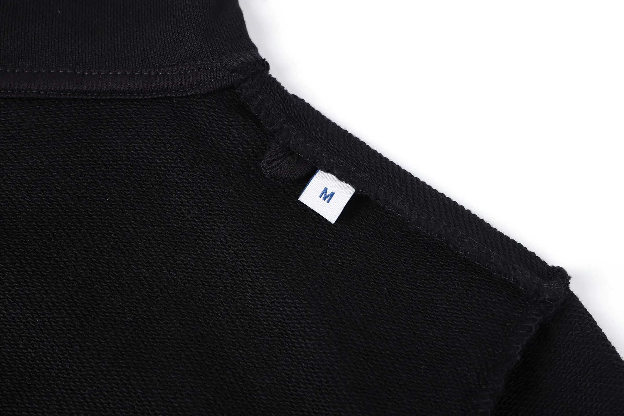 P370 Moncler 25SS solid color hooded sweatshirt with logo embroidery over the mouth. Original purchase and development for 6,646 yuan. The fabric is made of 400 grams of 100% cotton combed cotton fabric, with 420 grams of 2*2 cotton combed cotton ribs. The fabric is enzyme washed, template embroidered, customized logo, customized trademark, loose version, the overall routing is straight and delicate, the fabric is comfortable and soft, and the color is consistent and no color difference. It can be matched with the same style to create a fashionable look, and can be used in various occasions. Customized accessories, complete with three standards, the same style for men and women. Size:S-M-L-XL