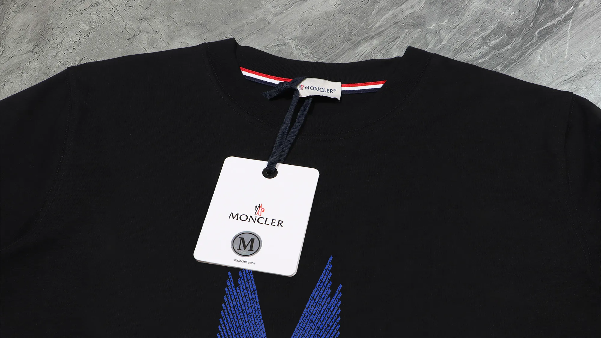 P140 💰Upgraded version "Mobile phone smart sensor ~ NFC chip armband ~ direct access to the official website for anti-counterfeiting" "Moncler ~ Mouth Mouth" 2025 new high-quality round neck short-sleeved T-shirt. The cuffs have imported embroidered labels. Customized dyeing, very comfortable to touch. Super versatile and good-looking short-sleeved. Complete with three labels. Non-market ordinary version. Feel free to compare. Quality is absolutely guaranteed! ‼ First of all, this original fabric is all custom-woven with 32-count double yarn fabric, 250G, and the weight is the same‼ Fine workmanship, double waistcoat method, double waistcoat method, double waistcoat method makes the whole dress more three-dimensional, which is not a craft that ordinary T-shirts can achieve🤪 Size: S-M-L-XL-2XL Color: black, white, apricot, same style for men and women