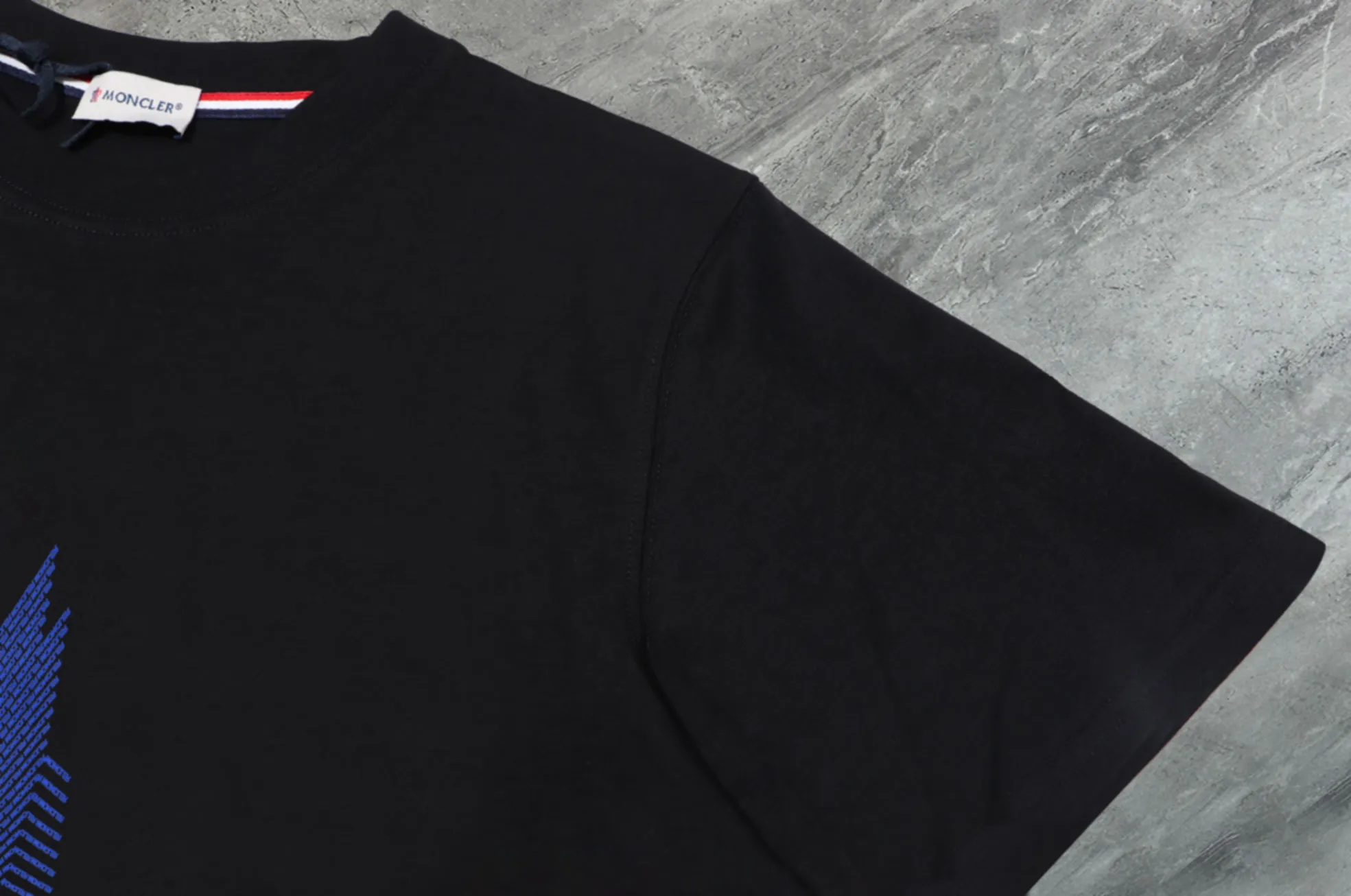 P140 💰Upgraded version "Mobile phone smart sensor ~ NFC chip armband ~ direct access to the official website for anti-counterfeiting" "Moncler ~ Mouth Mouth" 2025 new high-quality round neck short-sleeved T-shirt. The cuffs have imported embroidered labels. Customized dyeing, very comfortable to touch. Super versatile and good-looking short-sleeved. Complete with three labels. Non-market ordinary version. Feel free to compare. Quality is absolutely guaranteed! ‼ First of all, this original fabric is all custom-woven with 32-count double yarn fabric, 250G, and the weight is the same‼ Fine workmanship, double waistcoat method, double waistcoat method, double waistcoat method makes the whole dress more three-dimensional, which is not a craft that ordinary T-shirts can achieve🤪 Size: S-M-L-XL-2XL Color: black, white, apricot, same style for men and women