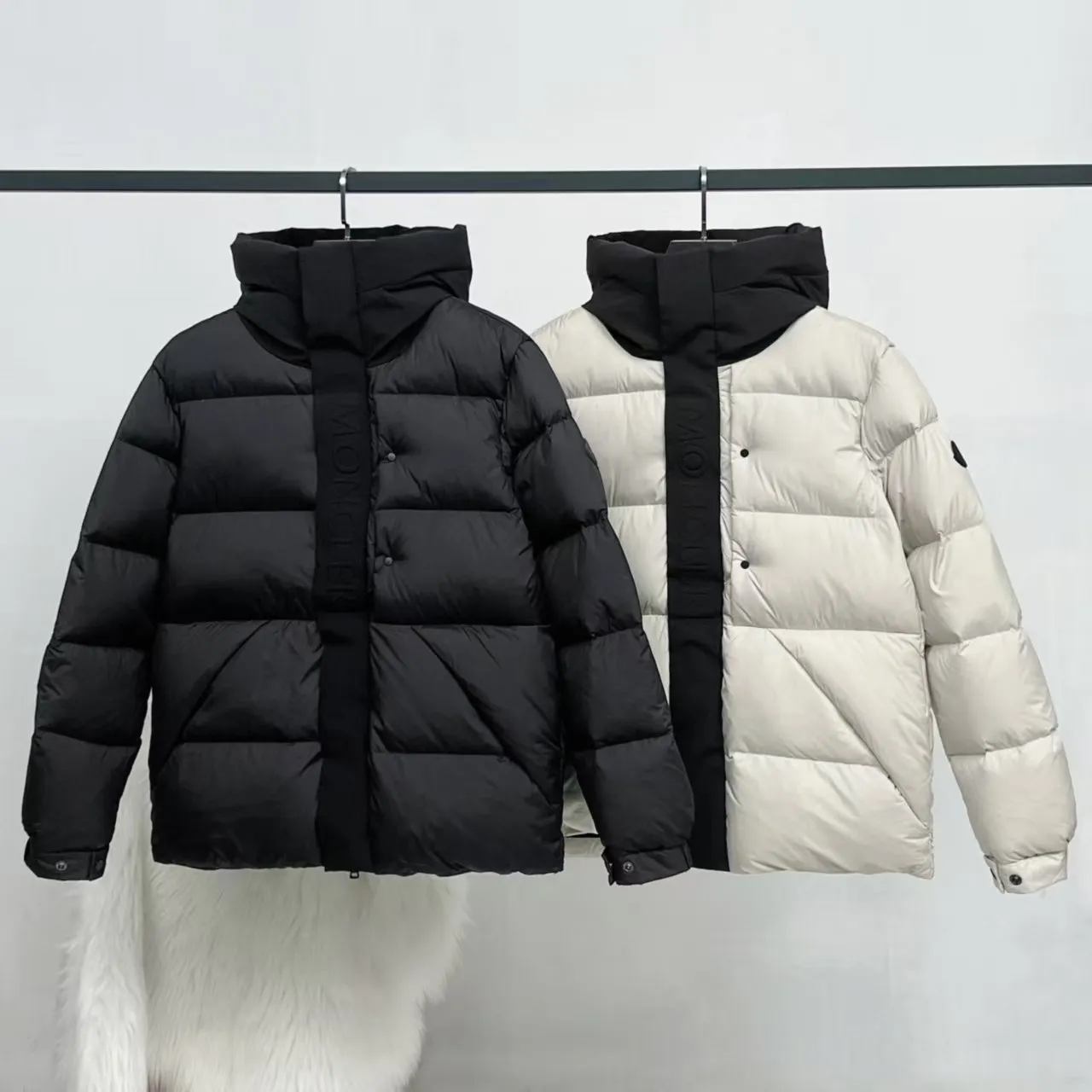 P860 Top version] Large goods hanging photo Moncler/Moncler 22Fw Black Warrior access control three-dimensional embossed letter down jacket, autumn and winter new madeira. Black Warrior scarf hooded mid-length down jacket is filled with national standard 95% white duck down Madeira down jacket is a common item in the functional wardrobe. It is made of Longuesaison nylon, providing excellent warmth and light comfort. Presented in calming neutral tones, the loose silhouette pays homage to clean design. Made of matte Longue Saison nylon Painted nylon lining Filled with down Hood and front placket made of 2.5 layers of fabric Logo lettering embossed Hidden button and zipper closure Exterior pockets with hidden snap button closure Chest pockets with zipper closure Adjustable hood and flat elastic drawstring Matte black logo Style: 5608# Color: Black Off-white Size: 1 2 3 4 5