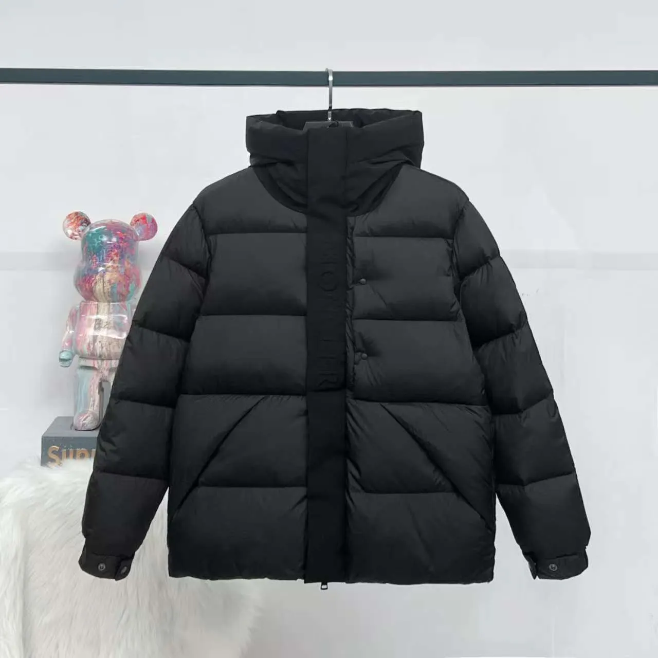 P860 Top version] Large goods hanging photo Moncler/Moncler 22Fw Black Warrior access control three-dimensional embossed letter down jacket, autumn and winter new madeira. Black Warrior scarf hooded mid-length down jacket is filled with national standard 95% white duck down Madeira down jacket is a common item in the functional wardrobe. It is made of Longuesaison nylon, providing excellent warmth and light comfort. Presented in calming neutral tones, the loose silhouette pays homage to clean design. Made of matte Longue Saison nylon Painted nylon lining Filled with down Hood and front placket made of 2.5 layers of fabric Logo lettering embossed Hidden button and zipper closure Exterior pockets with hidden snap button closure Chest pockets with zipper closure Adjustable hood and flat elastic drawstring Matte black logo Style: 5608# Color: Black Off-white Size: 1 2 3 4 5