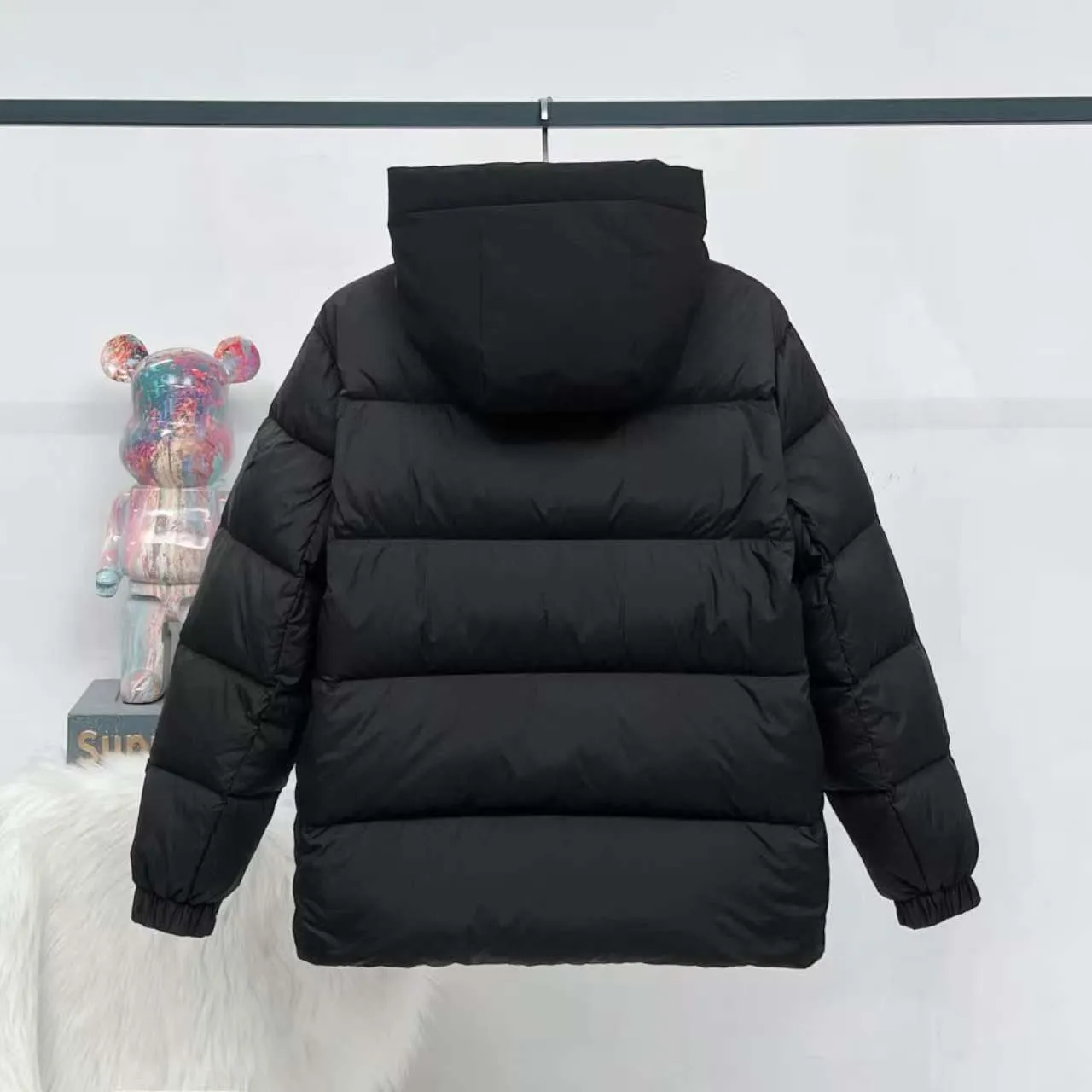 P860 Top version] Large goods hanging photo Moncler/Moncler 22Fw Black Warrior access control three-dimensional embossed letter down jacket, autumn and winter new madeira. Black Warrior scarf hooded mid-length down jacket is filled with national standard 95% white duck down Madeira down jacket is a common item in the functional wardrobe. It is made of Longuesaison nylon, providing excellent warmth and light comfort. Presented in calming neutral tones, the loose silhouette pays homage to clean design. Made of matte Longue Saison nylon Painted nylon lining Filled with down Hood and front placket made of 2.5 layers of fabric Logo lettering embossed Hidden button and zipper closure Exterior pockets with hidden snap button closure Chest pockets with zipper closure Adjustable hood and flat elastic drawstring Matte black logo Style: 5608# Color: Black Off-white Size: 1 2 3 4 5