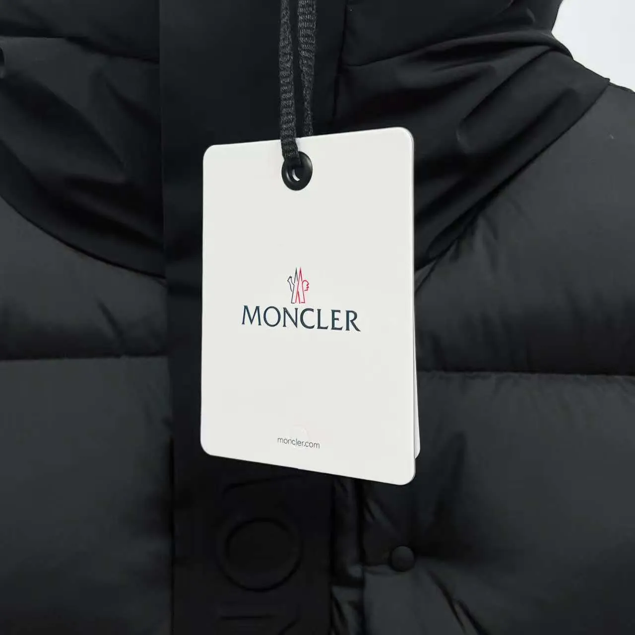 P860 Top version] Large goods hanging photo Moncler/Moncler 22Fw Black Warrior access control three-dimensional embossed letter down jacket, autumn and winter new madeira. Black Warrior scarf hooded mid-length down jacket is filled with national standard 95% white duck down Madeira down jacket is a common item in the functional wardrobe. It is made of Longuesaison nylon, providing excellent warmth and light comfort. Presented in calming neutral tones, the loose silhouette pays homage to clean design. Made of matte Longue Saison nylon Painted nylon lining Filled with down Hood and front placket made of 2.5 layers of fabric Logo lettering embossed Hidden button and zipper closure Exterior pockets with hidden snap button closure Chest pockets with zipper closure Adjustable hood and flat elastic drawstring Matte black logo Style: 5608# Color: Black Off-white Size: 1 2 3 4 5