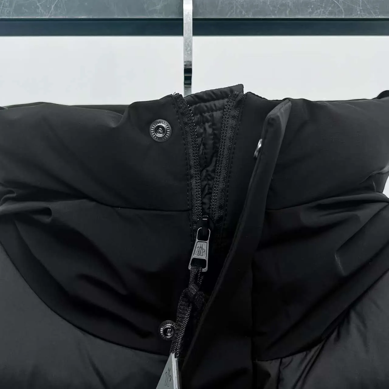 P860 Top version] Large goods hanging photo Moncler/Moncler 22Fw Black Warrior access control three-dimensional embossed letter down jacket, autumn and winter new madeira. Black Warrior scarf hooded mid-length down jacket is filled with national standard 95% white duck down Madeira down jacket is a common item in the functional wardrobe. It is made of Longuesaison nylon, providing excellent warmth and light comfort. Presented in calming neutral tones, the loose silhouette pays homage to clean design. Made of matte Longue Saison nylon Painted nylon lining Filled with down Hood and front placket made of 2.5 layers of fabric Logo lettering embossed Hidden button and zipper closure Exterior pockets with hidden snap button closure Chest pockets with zipper closure Adjustable hood and flat elastic drawstring Matte black logo Style: 5608# Color: Black Off-white Size: 1 2 3 4 5