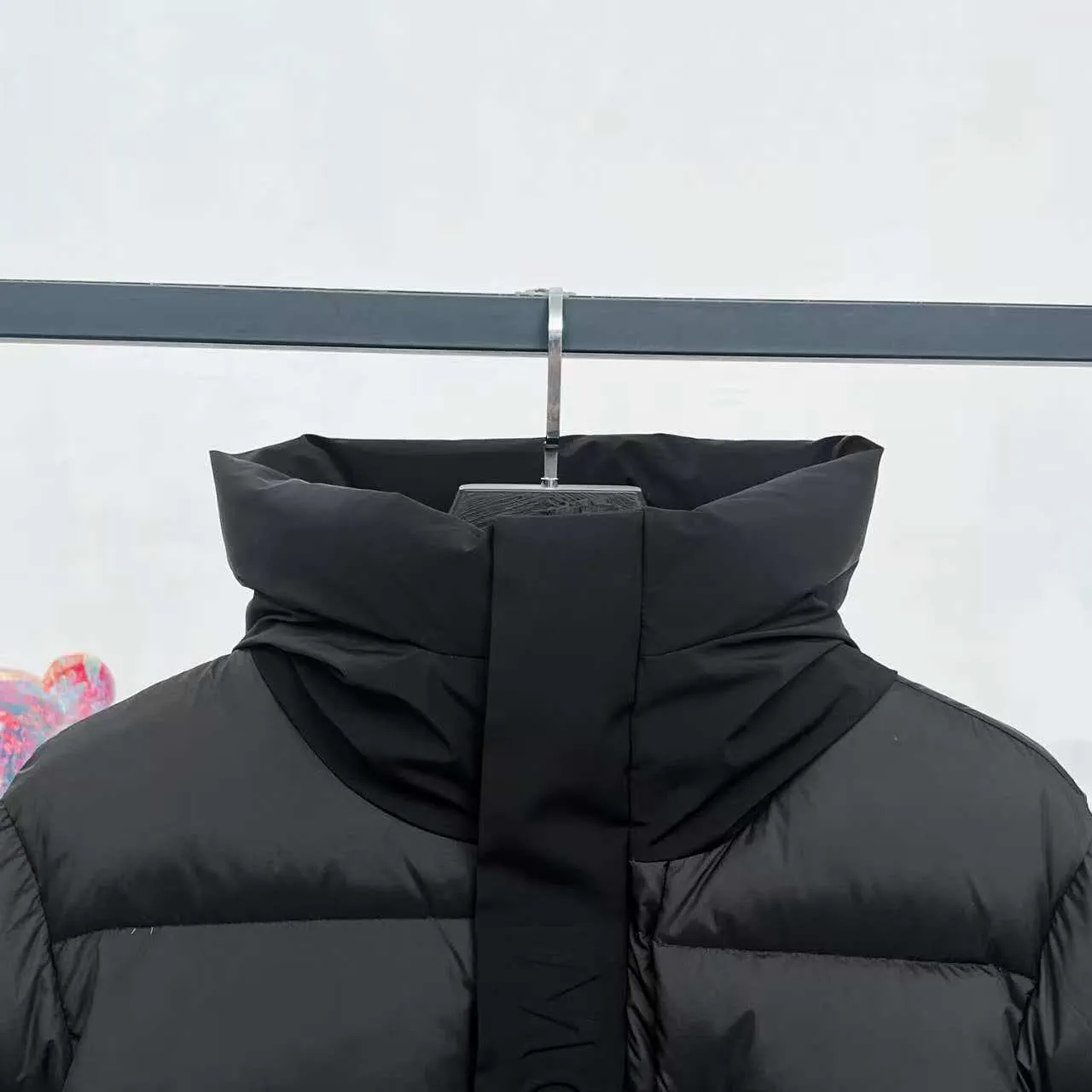 P860 Top version] Large goods hanging photo Moncler/Moncler 22Fw Black Warrior access control three-dimensional embossed letter down jacket, autumn and winter new madeira. Black Warrior scarf hooded mid-length down jacket is filled with national standard 95% white duck down Madeira down jacket is a common item in the functional wardrobe. It is made of Longuesaison nylon, providing excellent warmth and light comfort. Presented in calming neutral tones, the loose silhouette pays homage to clean design. Made of matte Longue Saison nylon Painted nylon lining Filled with down Hood and front placket made of 2.5 layers of fabric Logo lettering embossed Hidden button and zipper closure Exterior pockets with hidden snap button closure Chest pockets with zipper closure Adjustable hood and flat elastic drawstring Matte black logo Style: 5608# Color: Black Off-white Size: 1 2 3 4 5