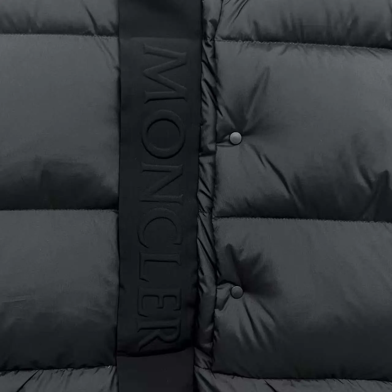 P860 Top version] Large goods hanging photo Moncler/Moncler 22Fw Black Warrior access control three-dimensional embossed letter down jacket, autumn and winter new madeira. Black Warrior scarf hooded mid-length down jacket is filled with national standard 95% white duck down Madeira down jacket is a common item in the functional wardrobe. It is made of Longuesaison nylon, providing excellent warmth and light comfort. Presented in calming neutral tones, the loose silhouette pays homage to clean design. Made of matte Longue Saison nylon Painted nylon lining Filled with down Hood and front placket made of 2.5 layers of fabric Logo lettering embossed Hidden button and zipper closure Exterior pockets with hidden snap button closure Chest pockets with zipper closure Adjustable hood and flat elastic drawstring Matte black logo Style: 5608# Color: Black Off-white Size: 1 2 3 4 5