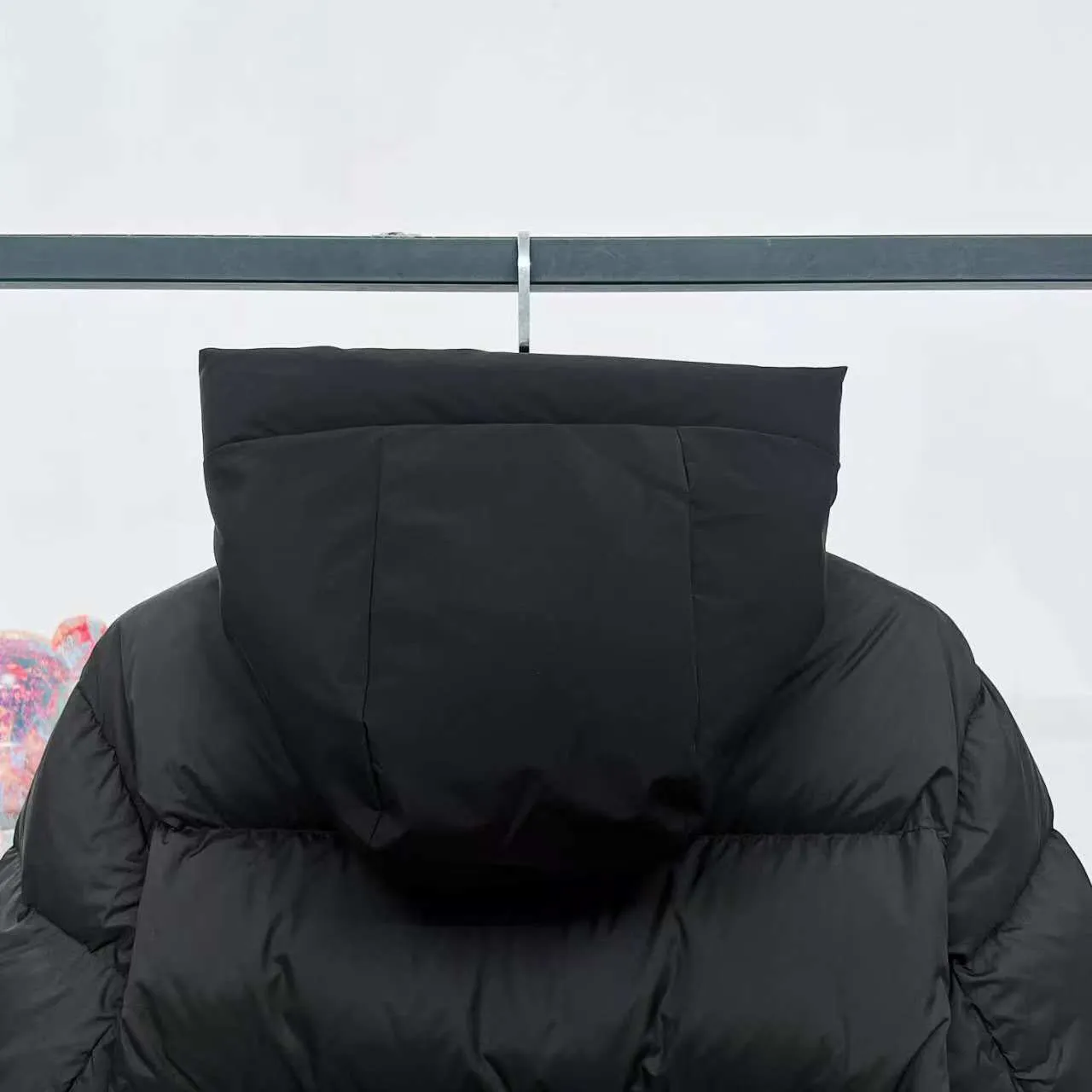P860 Top version] Large goods hanging photo Moncler/Moncler 22Fw Black Warrior access control three-dimensional embossed letter down jacket, autumn and winter new madeira. Black Warrior scarf hooded mid-length down jacket is filled with national standard 95% white duck down Madeira down jacket is a common item in the functional wardrobe. It is made of Longuesaison nylon, providing excellent warmth and light comfort. Presented in calming neutral tones, the loose silhouette pays homage to clean design. Made of matte Longue Saison nylon Painted nylon lining Filled with down Hood and front placket made of 2.5 layers of fabric Logo lettering embossed Hidden button and zipper closure Exterior pockets with hidden snap button closure Chest pockets with zipper closure Adjustable hood and flat elastic drawstring Matte black logo Style: 5608# Color: Black Off-white Size: 1 2 3 4 5