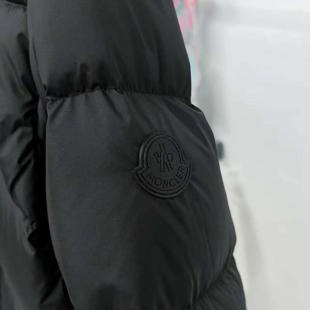 P860 Top version] Large goods hanging photo Moncler/Moncler 22Fw Black Warrior access control three-dimensional embossed letter down jacket, autumn and winter new madeira. Black Warrior scarf hooded mid-length down jacket is filled with national standard 95% white duck down Madeira down jacket is a common item in the functional wardrobe. It is made of Longuesaison nylon, providing excellent warmth and light comfort. Presented in calming neutral tones, the loose silhouette pays homage to clean design. Made of matte Longue Saison nylon Painted nylon lining Filled with down Hood and front placket made of 2.5 layers of fabric Logo lettering embossed Hidden button and zipper closure Exterior pockets with hidden snap button closure Chest pockets with zipper closure Adjustable hood and flat elastic drawstring Matte black logo Style: 5608# Color: Black Off-white Size: 1 2 3 4 5