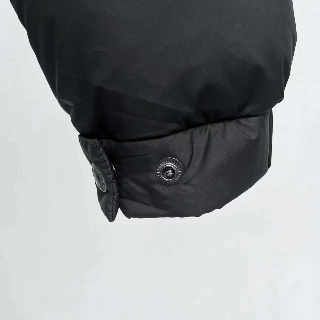 P860 Top version] Large goods hanging photo Moncler/Moncler 22Fw Black Warrior access control three-dimensional embossed letter down jacket, autumn and winter new madeira. Black Warrior scarf hooded mid-length down jacket is filled with national standard 95% white duck down Madeira down jacket is a common item in the functional wardrobe. It is made of Longuesaison nylon, providing excellent warmth and light comfort. Presented in calming neutral tones, the loose silhouette pays homage to clean design. Made of matte Longue Saison nylon Painted nylon lining Filled with down Hood and front placket made of 2.5 layers of fabric Logo lettering embossed Hidden button and zipper closure Exterior pockets with hidden snap button closure Chest pockets with zipper closure Adjustable hood and flat elastic drawstring Matte black logo Style: 5608# Color: Black Off-white Size: 1 2 3 4 5