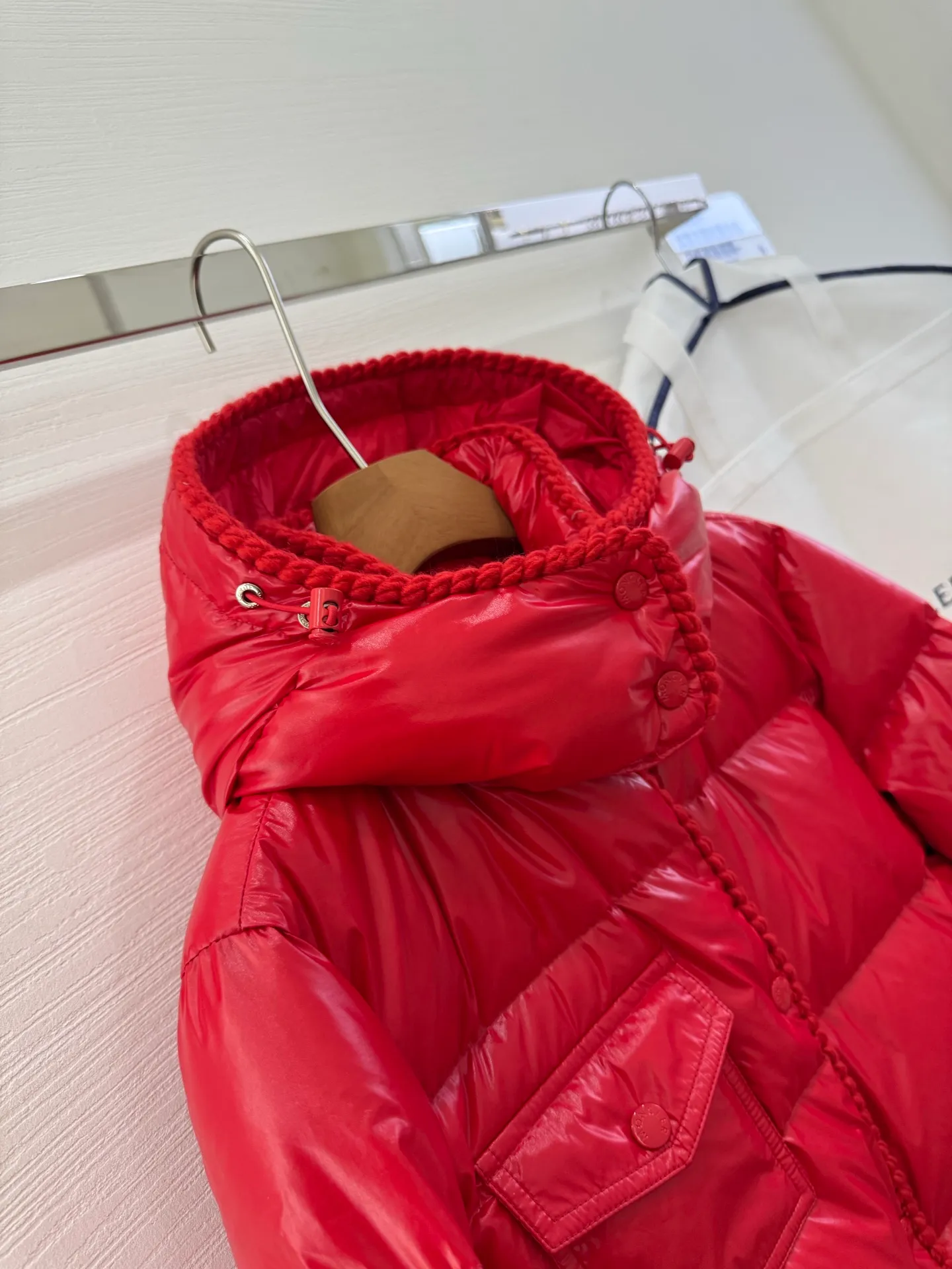 P880 Moncler/Moncler 25 new oil wax leather waisted GLAREIN hooded long-sleeved down jacket for women. Oil wax leather coated new fabric, slim design style, warm and slimming, 90% goose down filling, molded custom hardware. Color: red, white, blue, black Code number: 1-2-3-4
