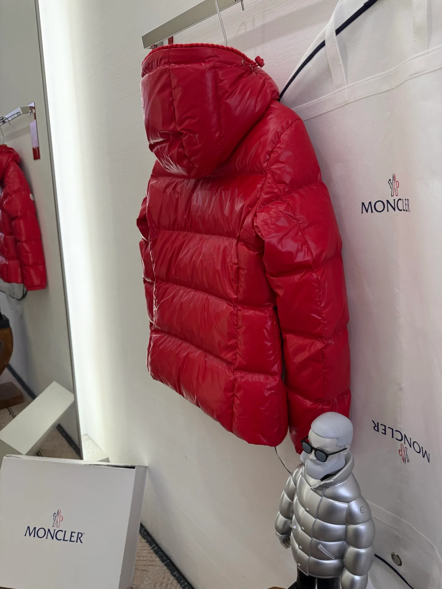 P880 Moncler/Moncler 25 new oil wax leather waisted GLAREIN hooded long-sleeved down jacket for women. Oil wax leather coated new fabric, slim design style, warm and slimming, 90% goose down filling, molded custom hardware. Color: red, white, blue, black Code number: 1-2-3-4