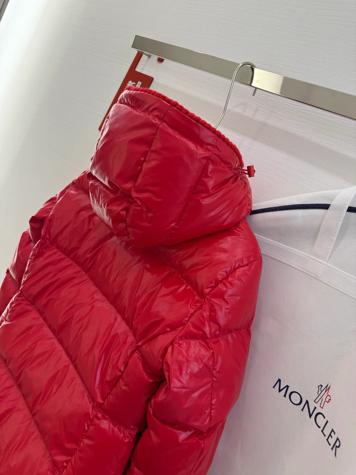 P880 Moncler/Moncler 25 new oil wax leather waisted GLAREIN hooded long-sleeved down jacket for women. Oil wax leather coated new fabric, slim design style, warm and slimming, 90% goose down filling, molded custom hardware. Color: red, white, blue, black Code number: 1-2-3-4