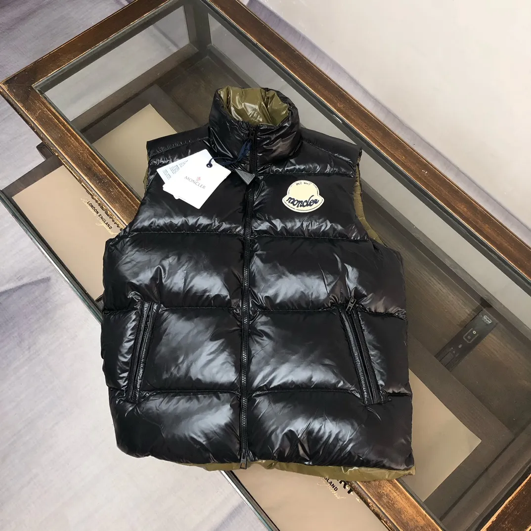 P660 🆕🆕Moncler 25th early autumn new product Lipsi down vest~a couple's version that interprets Moncler's classic design and is a must-have item for the seasonal wardrobe. Made of lightweight functional nylon laque fabric, the contrasting lining is full of vitality~ Fashionable and versatile, it can be worn as a vest in the mid-season or paired with a windproof jacket in the cold winter. 👍🏻 Color: black off-white Size: 1-2-3-4-5 (M-3XL)