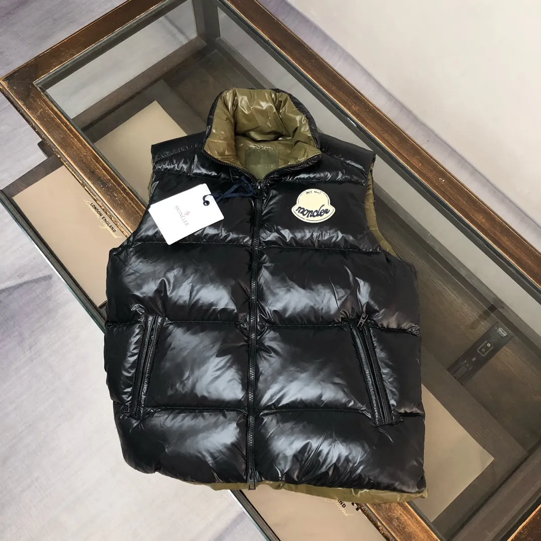 P660 🆕🆕Moncler 25th early autumn new product Lipsi down vest~a couple's version that interprets Moncler's classic design and is a must-have item for the seasonal wardrobe. Made of lightweight functional nylon laque fabric, the contrasting lining is full of vitality~ Fashionable and versatile, it can be worn as a vest in the mid-season or paired with a windproof jacket in the cold winter. 👍🏻 Color: black off-white Size: 1-2-3-4-5 (M-3XL)