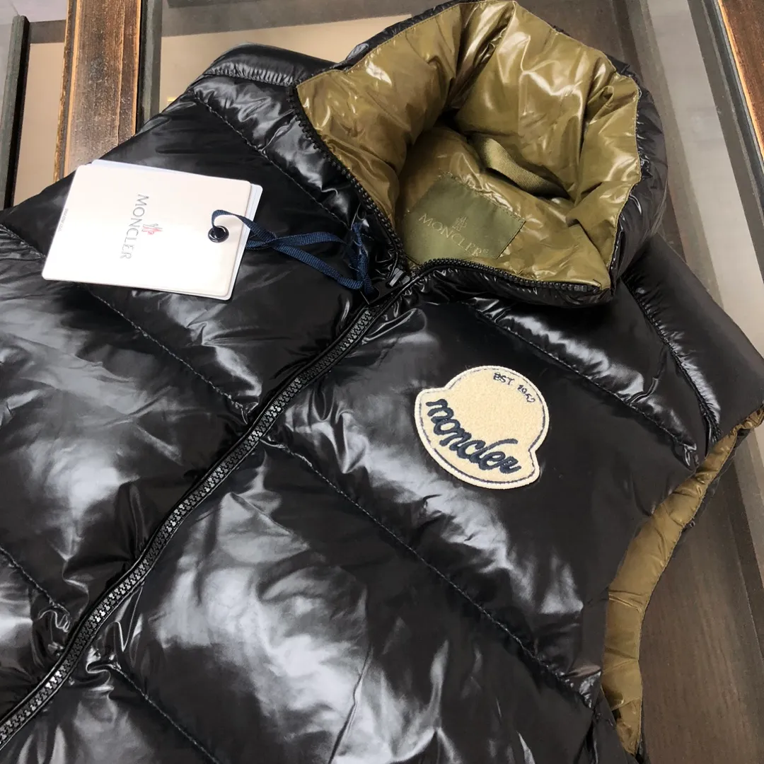 P660 🆕🆕Moncler 25th early autumn new product Lipsi down vest~a couple's version that interprets Moncler's classic design and is a must-have item for the seasonal wardrobe. Made of lightweight functional nylon laque fabric, the contrasting lining is full of vitality~ Fashionable and versatile, it can be worn as a vest in the mid-season or paired with a windproof jacket in the cold winter. 👍🏻 Color: black off-white Size: 1-2-3-4-5 (M-3XL)