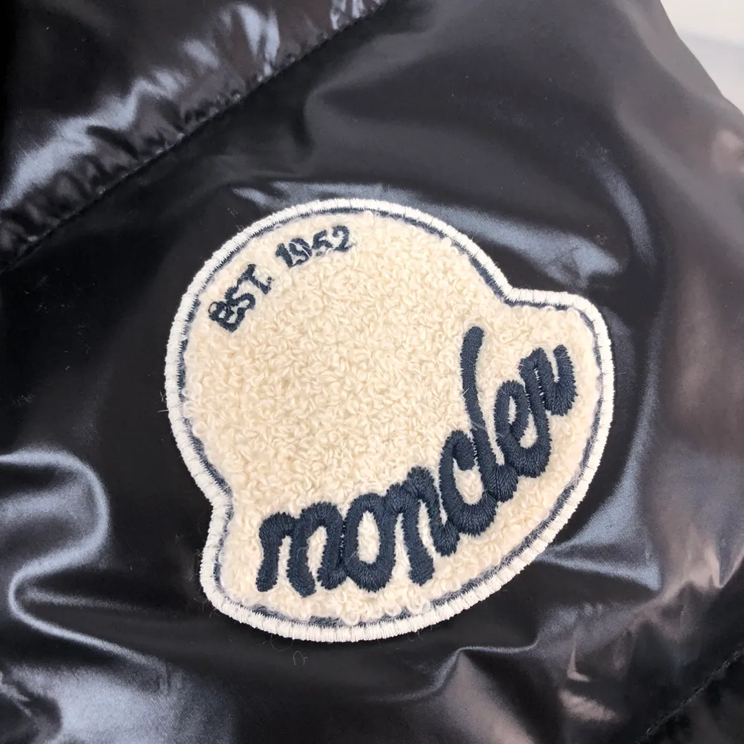 P660 🆕🆕Moncler 25th early autumn new product Lipsi down vest~a couple's version that interprets Moncler's classic design and is a must-have item for the seasonal wardrobe. Made of lightweight functional nylon laque fabric, the contrasting lining is full of vitality~ Fashionable and versatile, it can be worn as a vest in the mid-season or paired with a windproof jacket in the cold winter. 👍🏻 Color: black off-white Size: 1-2-3-4-5 (M-3XL)