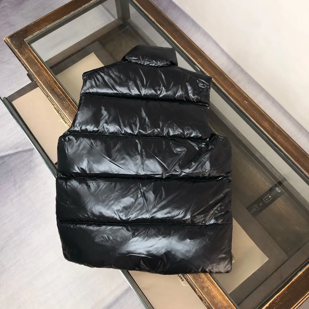 P660 🆕🆕Moncler 25th early autumn new product Lipsi down vest~a couple's version that interprets Moncler's classic design and is a must-have item for the seasonal wardrobe. Made of lightweight functional nylon laque fabric, the contrasting lining is full of vitality~ Fashionable and versatile, it can be worn as a vest in the mid-season or paired with a windproof jacket in the cold winter. 👍🏻 Color: black off-white Size: 1-2-3-4-5 (M-3XL)