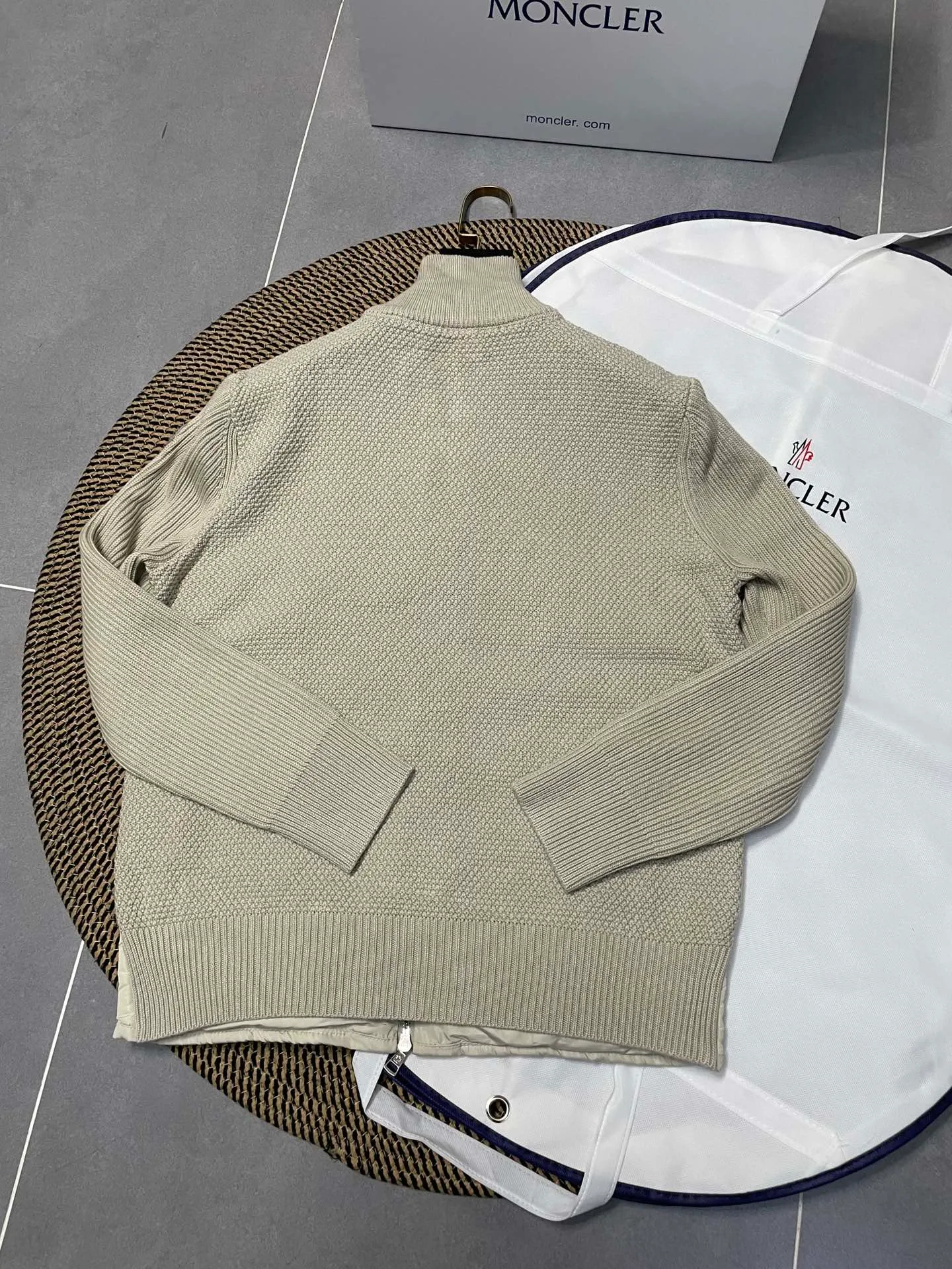 P660 Moncler men's knitted down splicing men's new style (black and beige two colors) ‼ ️Exclusive model, exclusive release‼ ️ Selling point: Down knitted splicing, the splicing is made of wool blended fabric!  Mengjia will release several types of sweaters and down at this time of the year. In fact, the sweater and down at the Mjia counter are classic and evergreen styles. They are all in basic style. They can be worn alone or matched inside, as a sweater. The main promotion of this kind of counter is beige, so most of them are beige. The front is down, and the back and both sleeves are made of wool blended fabric. The code number is MLXLXXL.