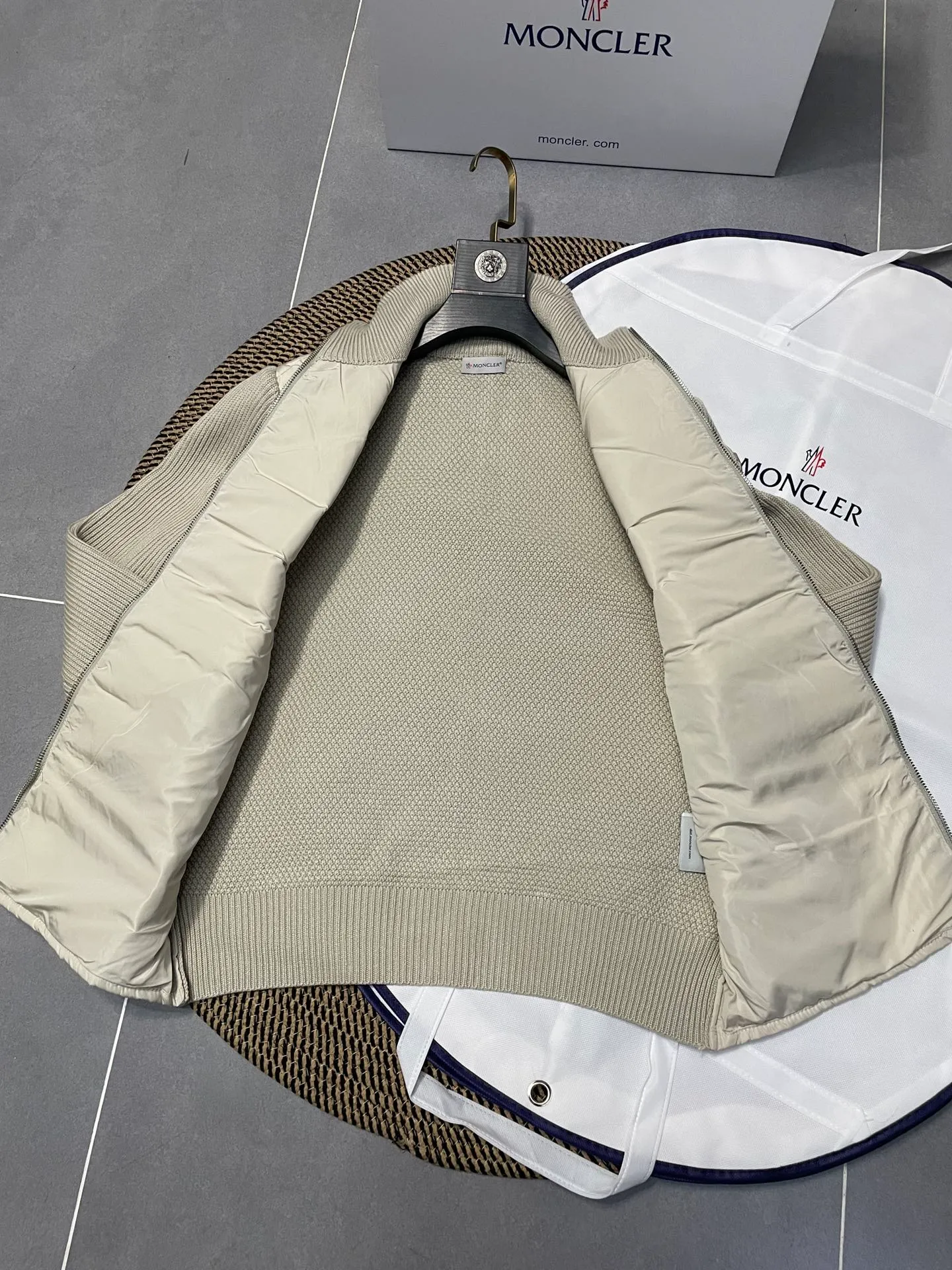 P660 Moncler men's knitted down splicing men's new style (black and beige two colors) ‼ ️Exclusive model, exclusive release‼ ️ Selling point: Down knitted splicing, the splicing is made of wool blended fabric!  Mengjia will release several types of sweaters and down at this time of the year. In fact, the sweater and down at the Mjia counter are classic and evergreen styles. They are all in basic style. They can be worn alone or matched inside, as a sweater. The main promotion of this kind of counter is beige, so most of them are beige. The front is down, and the back and both sleeves are made of wool blended fabric. The code number is MLXLXXL.