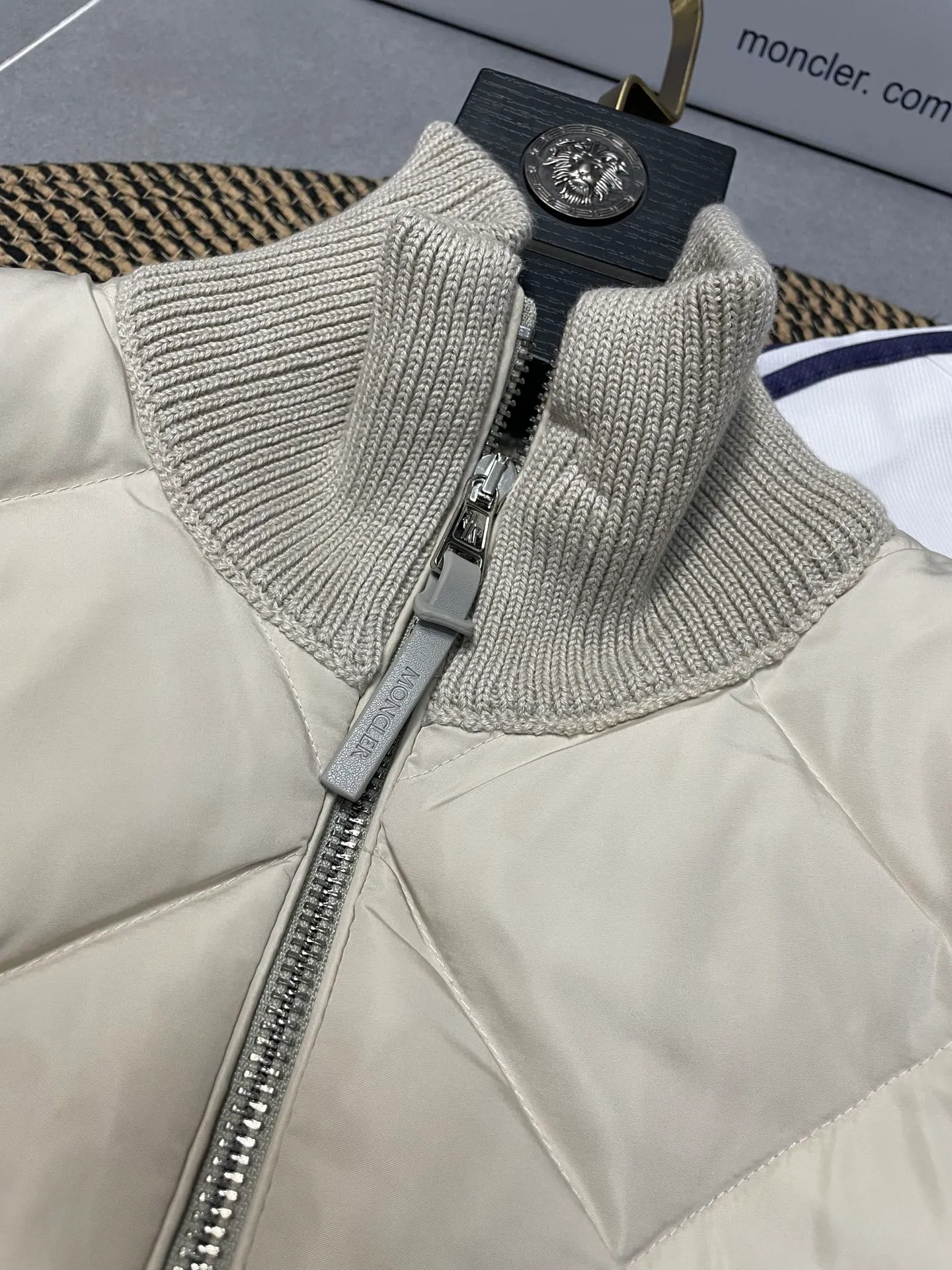 P660 Moncler men's knitted down splicing men's new style (black and beige two colors) ‼ ️Exclusive model, exclusive release‼ ️ Selling point: Down knitted splicing, the splicing is made of wool blended fabric!  Mengjia will release several types of sweaters and down at this time of the year. In fact, the sweater and down at the Mjia counter are classic and evergreen styles. They are all in basic style. They can be worn alone or matched inside, as a sweater. The main promotion of this kind of counter is beige, so most of them are beige. The front is down, and the back and both sleeves are made of wool blended fabric. The code number is MLXLXXL.