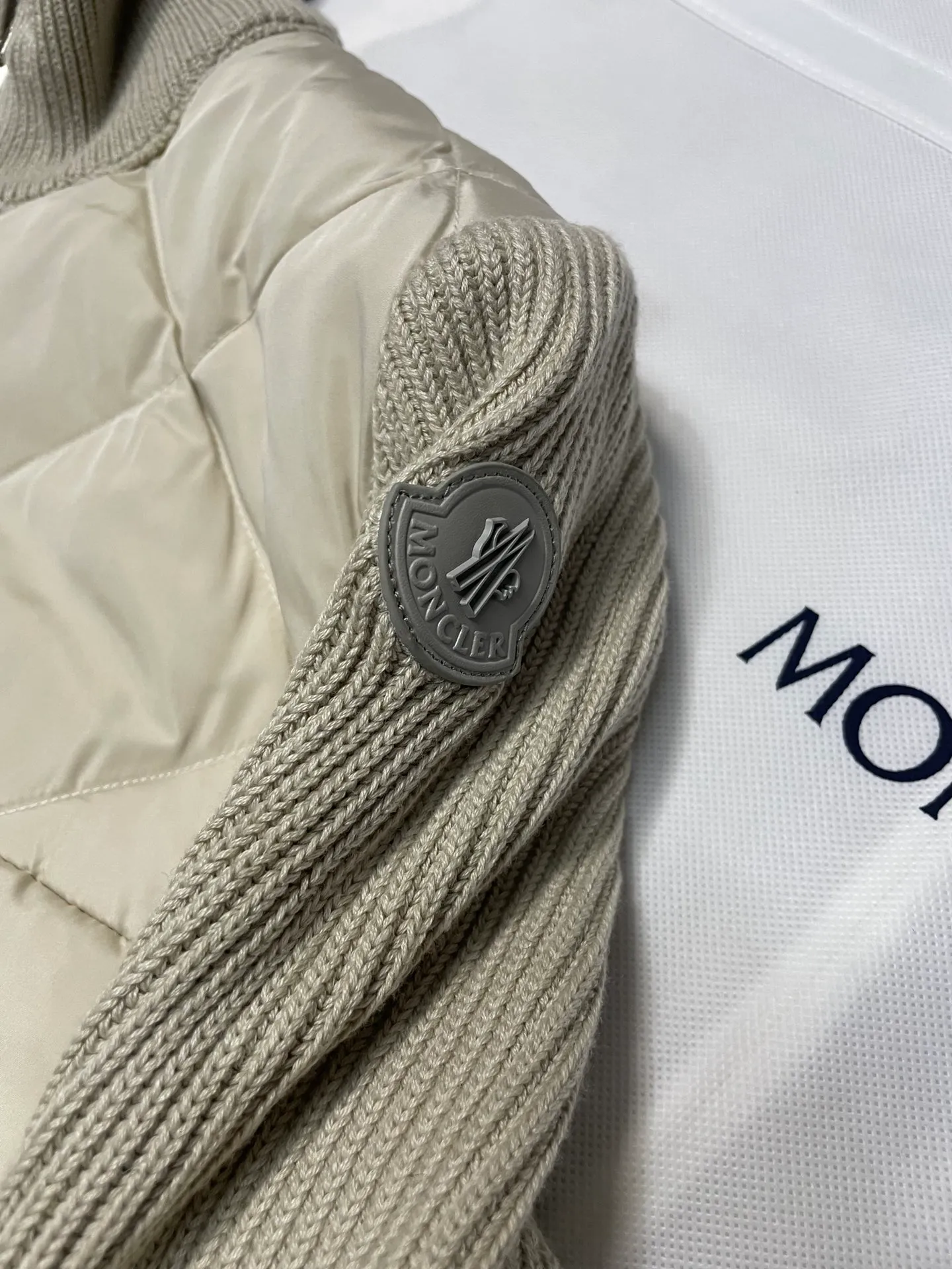 P660 Moncler men's knitted down splicing men's new style (black and beige two colors) ‼ ️Exclusive model, exclusive release‼ ️ Selling point: Down knitted splicing, the splicing is made of wool blended fabric!  Mengjia will release several types of sweaters and down at this time of the year. In fact, the sweater and down at the Mjia counter are classic and evergreen styles. They are all in basic style. They can be worn alone or matched inside, as a sweater. The main promotion of this kind of counter is beige, so most of them are beige. The front is down, and the back and both sleeves are made of wool blended fabric. The code number is MLXLXXL.