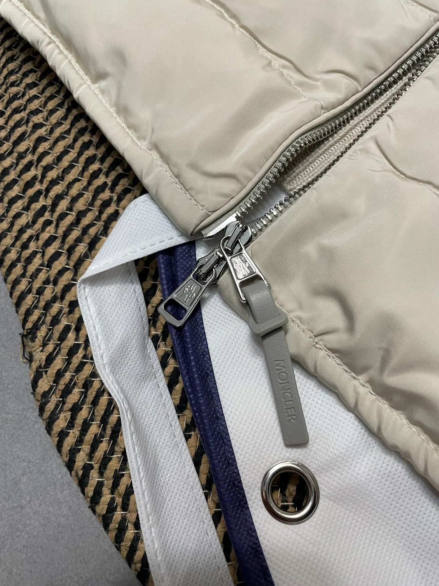 P660 Moncler men's knitted down splicing men's new style (black and beige two colors) ‼ ️Exclusive model, exclusive release‼ ️ Selling point: Down knitted splicing, the splicing is made of wool blended fabric!  Mengjia will release several types of sweaters and down at this time of the year. In fact, the sweater and down at the Mjia counter are classic and evergreen styles. They are all in basic style. They can be worn alone or matched inside, as a sweater. The main promotion of this kind of counter is beige, so most of them are beige. The front is down, and the back and both sleeves are made of wool blended fabric. The code number is MLXLXXL.