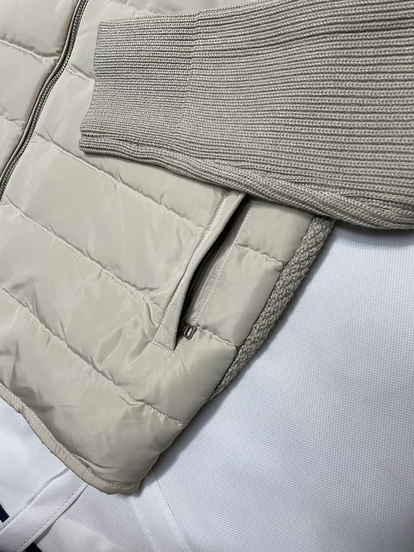 P660 Moncler men's knitted down splicing men's new style (black and beige two colors) ‼ ️Exclusive model, exclusive release‼ ️ Selling point: Down knitted splicing, the splicing is made of wool blended fabric!  Mengjia will release several types of sweaters and down at this time of the year. In fact, the sweater and down at the Mjia counter are classic and evergreen styles. They are all in basic style. They can be worn alone or matched inside, as a sweater. The main promotion of this kind of counter is beige, so most of them are beige. The front is down, and the back and both sleeves are made of wool blended fabric. The code number is MLXLXXL.