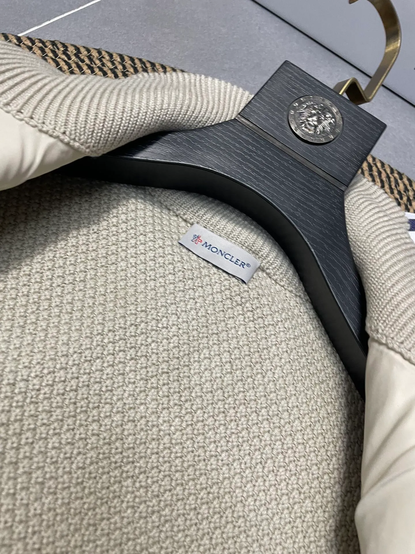 P660 Moncler men's knitted down splicing men's new style (black and beige two colors) ‼ ️Exclusive model, exclusive release‼ ️ Selling point: Down knitted splicing, the splicing is made of wool blended fabric!  Mengjia will release several types of sweaters and down at this time of the year. In fact, the sweater and down at the Mjia counter are classic and evergreen styles. They are all in basic style. They can be worn alone or matched inside, as a sweater. The main promotion of this kind of counter is beige, so most of them are beige. The front is down, and the back and both sleeves are made of wool blended fabric. The code number is MLXLXXL.