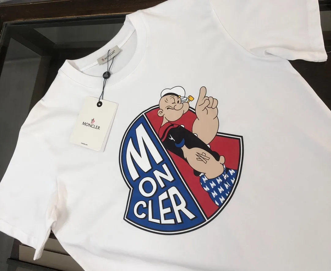 P150 MONCLER 24 The latest short-sleeved T-shirt for couples ~ Top-notch printed logo design ~ The fabric upper body is comfortable and breathable, not stiff, slim cut, made of high-end custom-made pure cotton fabric! The upper body is comfortable and stylish, and it can be worn alone as an inner layer. It is a must-have for fashionistas! ! ! Color: black, white, sapphire blue, gray Size: S M L XL (loose fit! Please state your height and weight when placing an order)