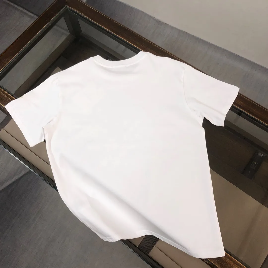 P150 MONCLER 24 The latest short-sleeved T-shirt for couples ~ Top-notch printed logo design ~ The fabric upper body is comfortable and breathable, not stiff, slim cut, made of high-end custom-made pure cotton fabric! The upper body is comfortable and stylish, and it can be worn alone as an inner layer. It is a must-have for fashionistas! ! ! Color: black, white, sapphire blue, gray Size: S M L XL (loose fit! Please state your height and weight when placing an order)