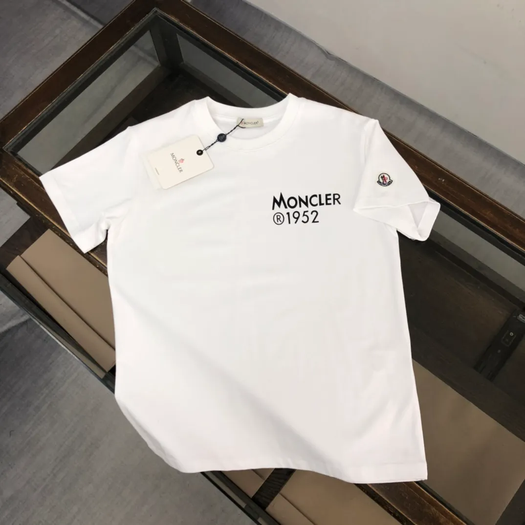 P150 Moncler 2025 new men's round neck short-sleeved couple's T-shirt, new spring and summer product, high quality 🔥🔥Fashionable and versatile, customized imported fabrics, comfortable to wear, breathable, fashionable without losing personality, casual and casual upper body, handsome and stylish, showing the temperament of a big brand. All three standards are complete! ! Color: black white Size: S-XL (loose fit)