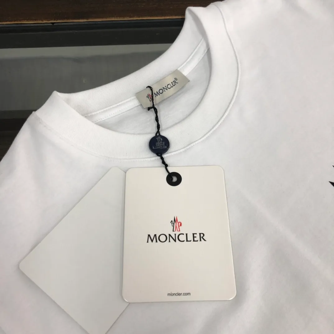 P150 Moncler 2025 new men's round neck short-sleeved couple's T-shirt, new spring and summer product, high quality 🔥🔥Fashionable and versatile, customized imported fabrics, comfortable to wear, breathable, fashionable without losing personality, casual and casual upper body, handsome and stylish, showing the temperament of a big brand. All three standards are complete! ! Color: black white Size: S-XL (loose fit)