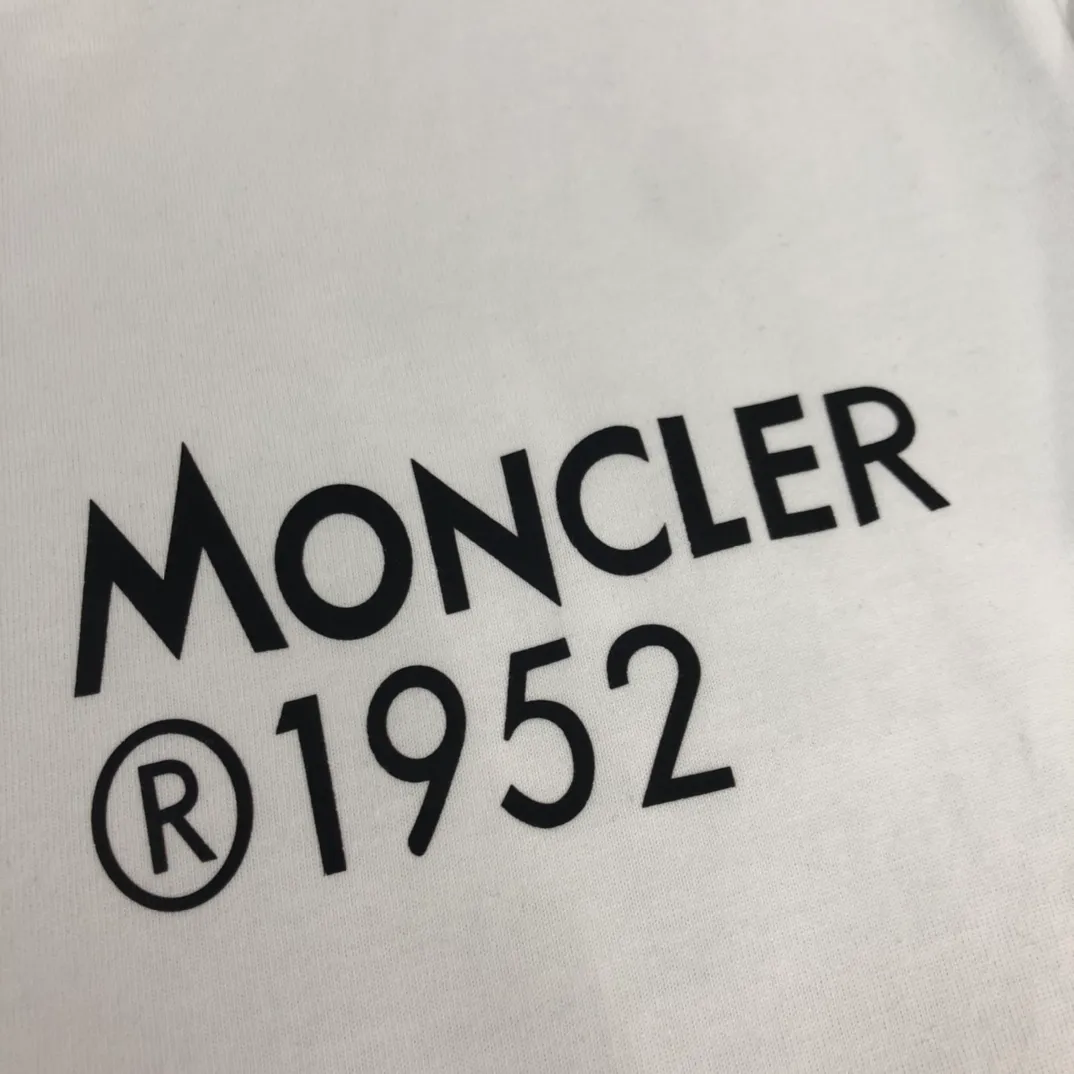 P150 Moncler 2025 new men's round neck short-sleeved couple's T-shirt, new spring and summer product, high quality 🔥🔥Fashionable and versatile, customized imported fabrics, comfortable to wear, breathable, fashionable without losing personality, casual and casual upper body, handsome and stylish, showing the temperament of a big brand. All three standards are complete! ! Color: black white Size: S-XL (loose fit)