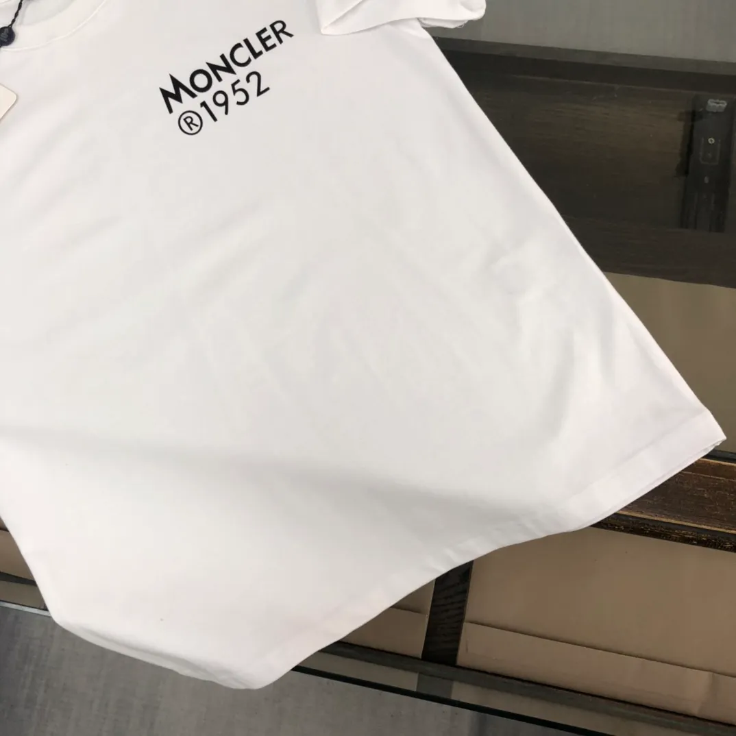 P150 Moncler 2025 new men's round neck short-sleeved couple's T-shirt, new spring and summer product, high quality 🔥🔥Fashionable and versatile, customized imported fabrics, comfortable to wear, breathable, fashionable without losing personality, casual and casual upper body, handsome and stylish, showing the temperament of a big brand. All three standards are complete! ! Color: black white Size: S-XL (loose fit)