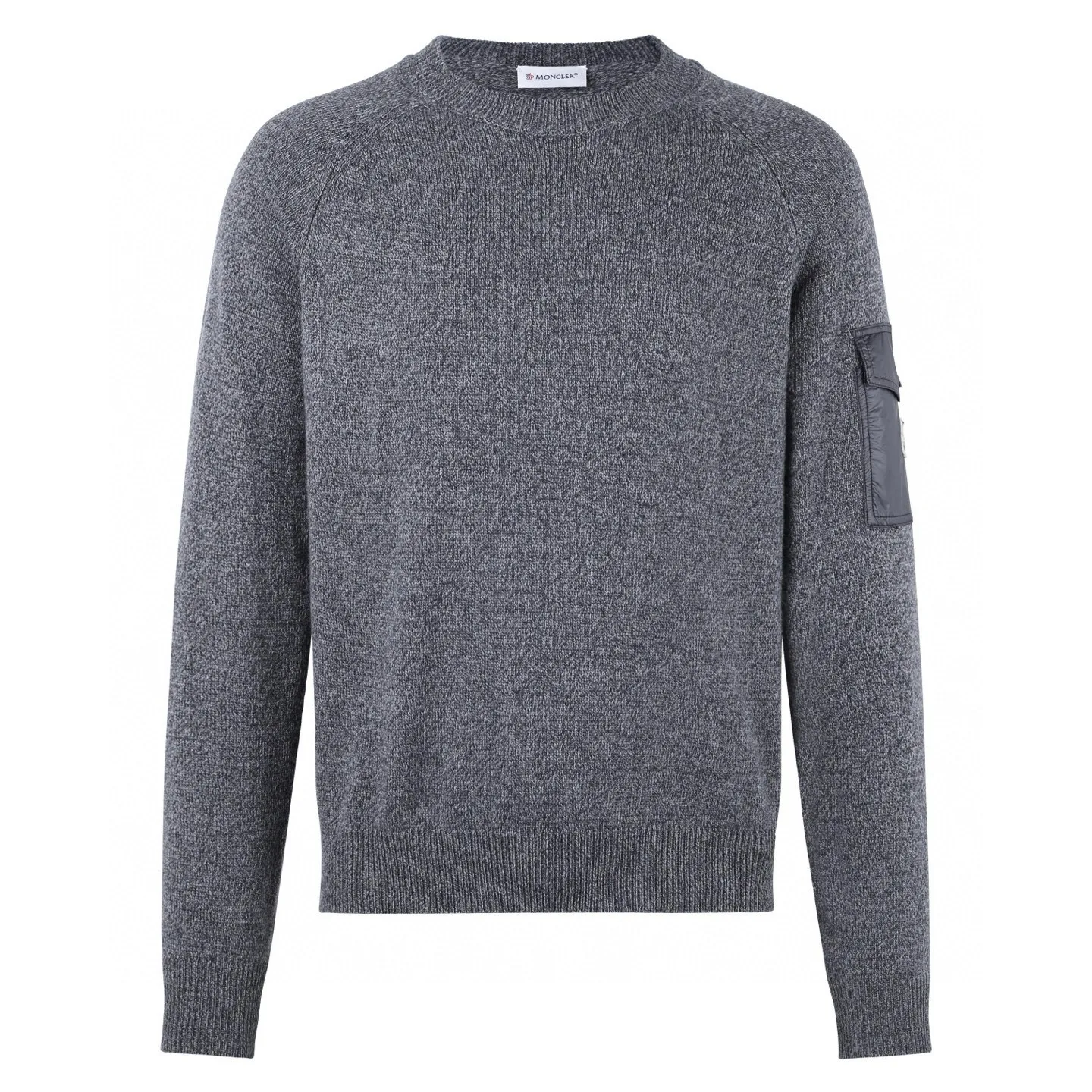 P400 [Exclusive supply] Moncler Hooded Sleeve Pocket Crew Neck Sweater. The original version was purchased for 6,950 and developed. The fabric is made of 30% wool double-ply blended wool. The main body of wool ensures the warmth and comfort of the clothing. The addition of a small amount of nylon and spandex significantly improves the elasticity and wear resistance. The ribbed decorative parts are made of 100% wool, which further enhances the overall texture. Through a high needle count and fine gauge loom, combined with the orderly direction of the internal yarn, the floating yarn is cleverly woven and stored, with almost no unnecessary thread mess. The nylon pockets on the sleeves are embellished with the brand logo, which is low-key and luxurious. Size:S-M-L-XL