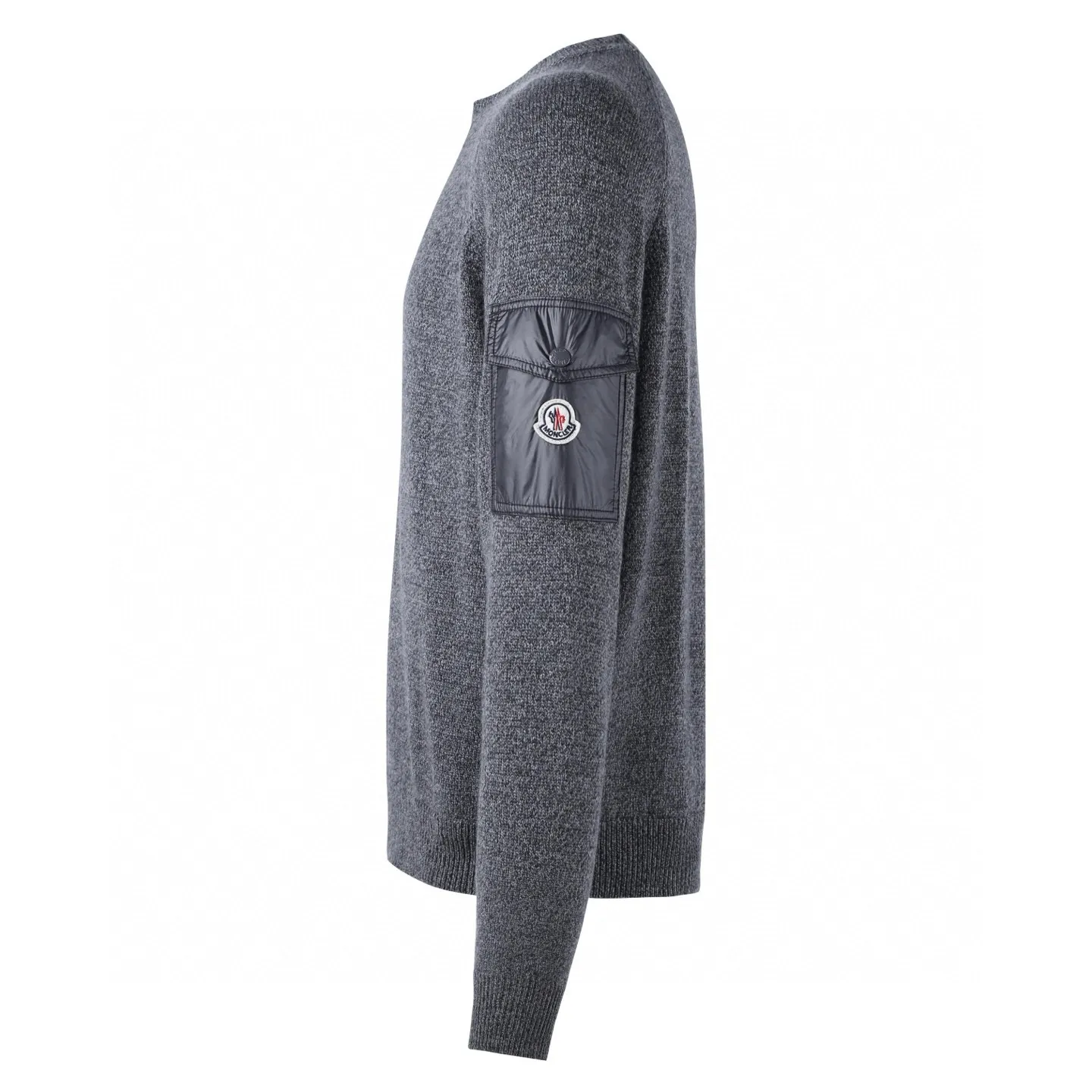 P400 [Exclusive supply] Moncler Hooded Sleeve Pocket Crew Neck Sweater. The original version was purchased for 6,950 and developed. The fabric is made of 30% wool double-ply blended wool. The main body of wool ensures the warmth and comfort of the clothing. The addition of a small amount of nylon and spandex significantly improves the elasticity and wear resistance. The ribbed decorative parts are made of 100% wool, which further enhances the overall texture. Through a high needle count and fine gauge loom, combined with the orderly direction of the internal yarn, the floating yarn is cleverly woven and stored, with almost no unnecessary thread mess. The nylon pockets on the sleeves are embellished with the brand logo, which is low-key and luxurious. Size:S-M-L-XL